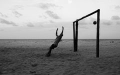 Portero en la playa al anochecer, blanco y negro — foto de Alex Dos Santos en Pexels