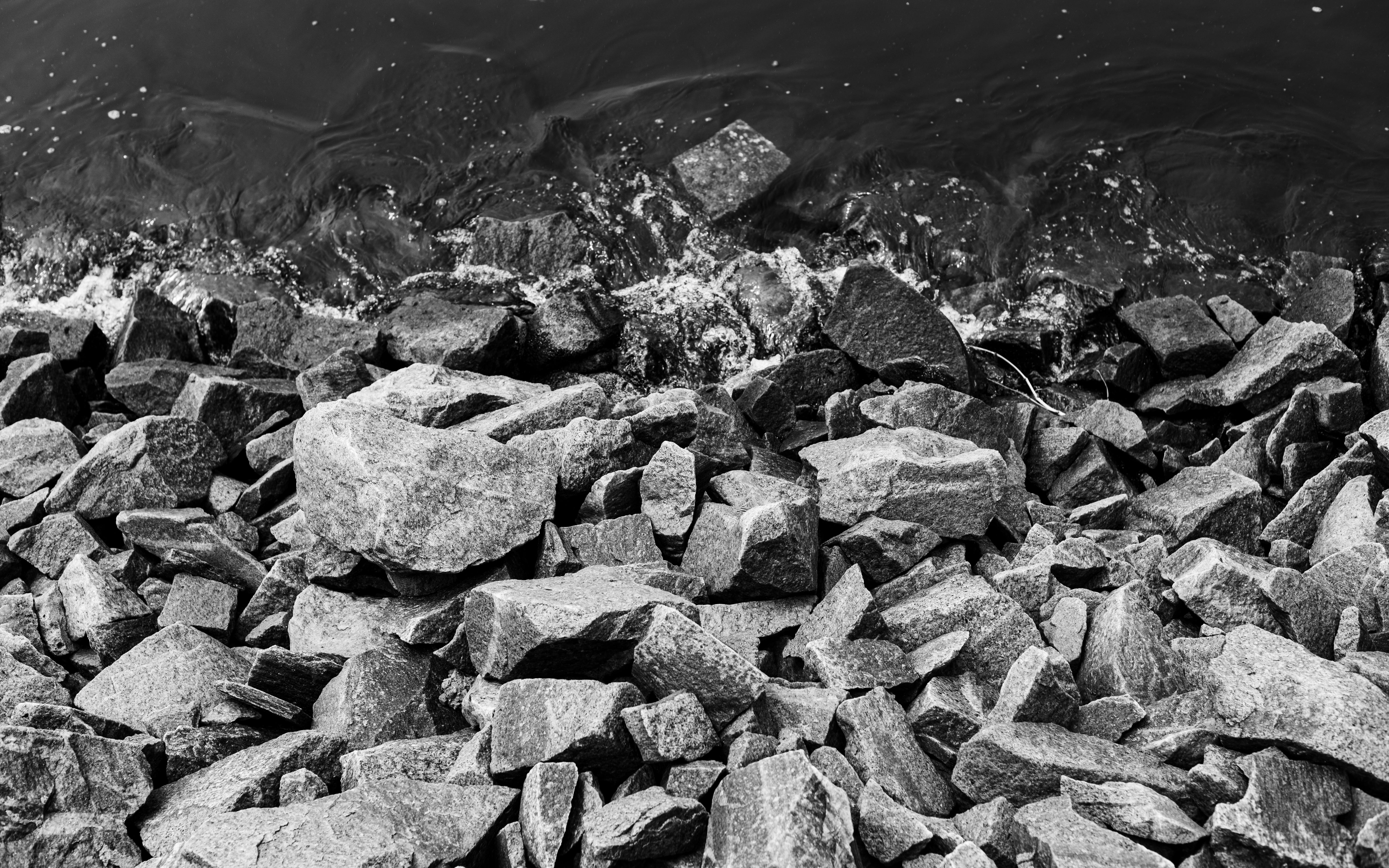 Gratis Immagine in bianco e nero di una costa rocciosa con onde a Natal, in Brasile. Foto a disposizione