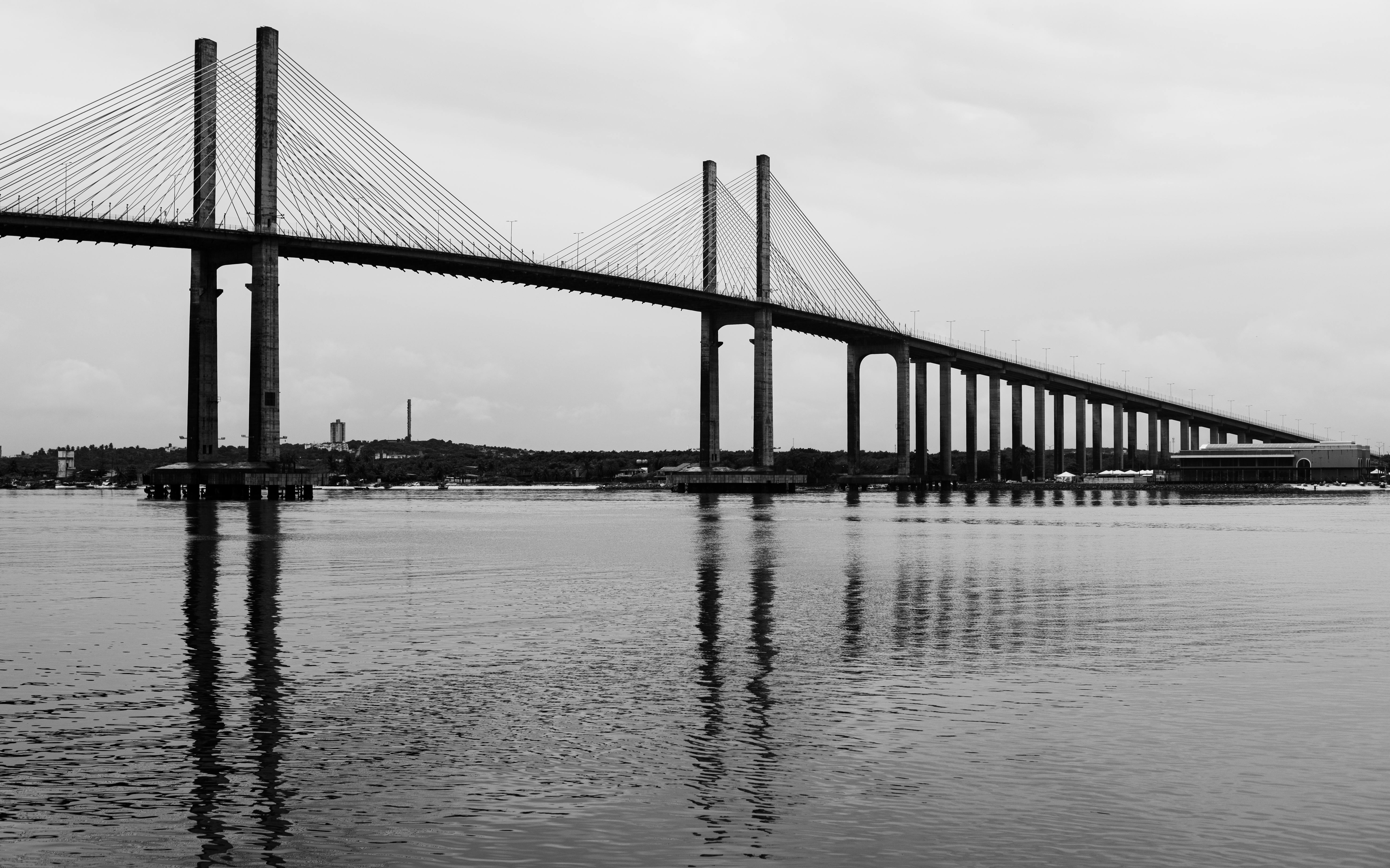 Gratis Foto in bianco e nero del ponte Newton Navarro a Natal, in Brasile, che si riflette nel fiume. Foto a disposizione
