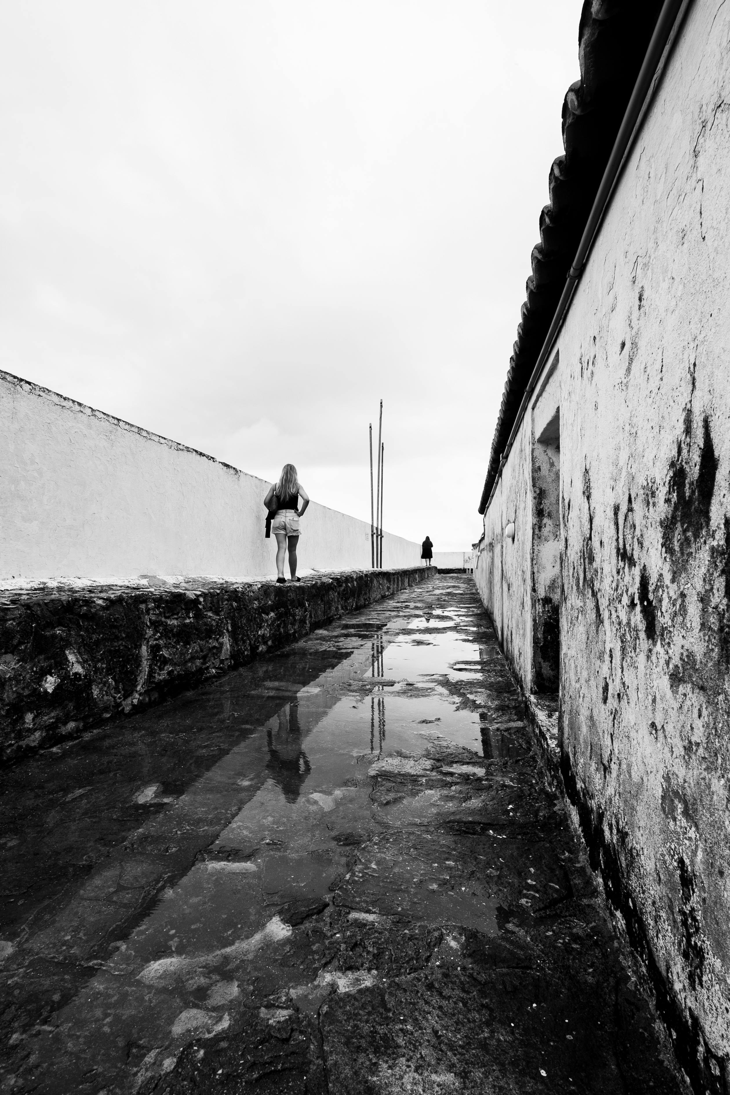 Kostnadsfria Stämningsfullt svartvitt foto av en gränd efter regn i Natal, Brasilien. Stock foto