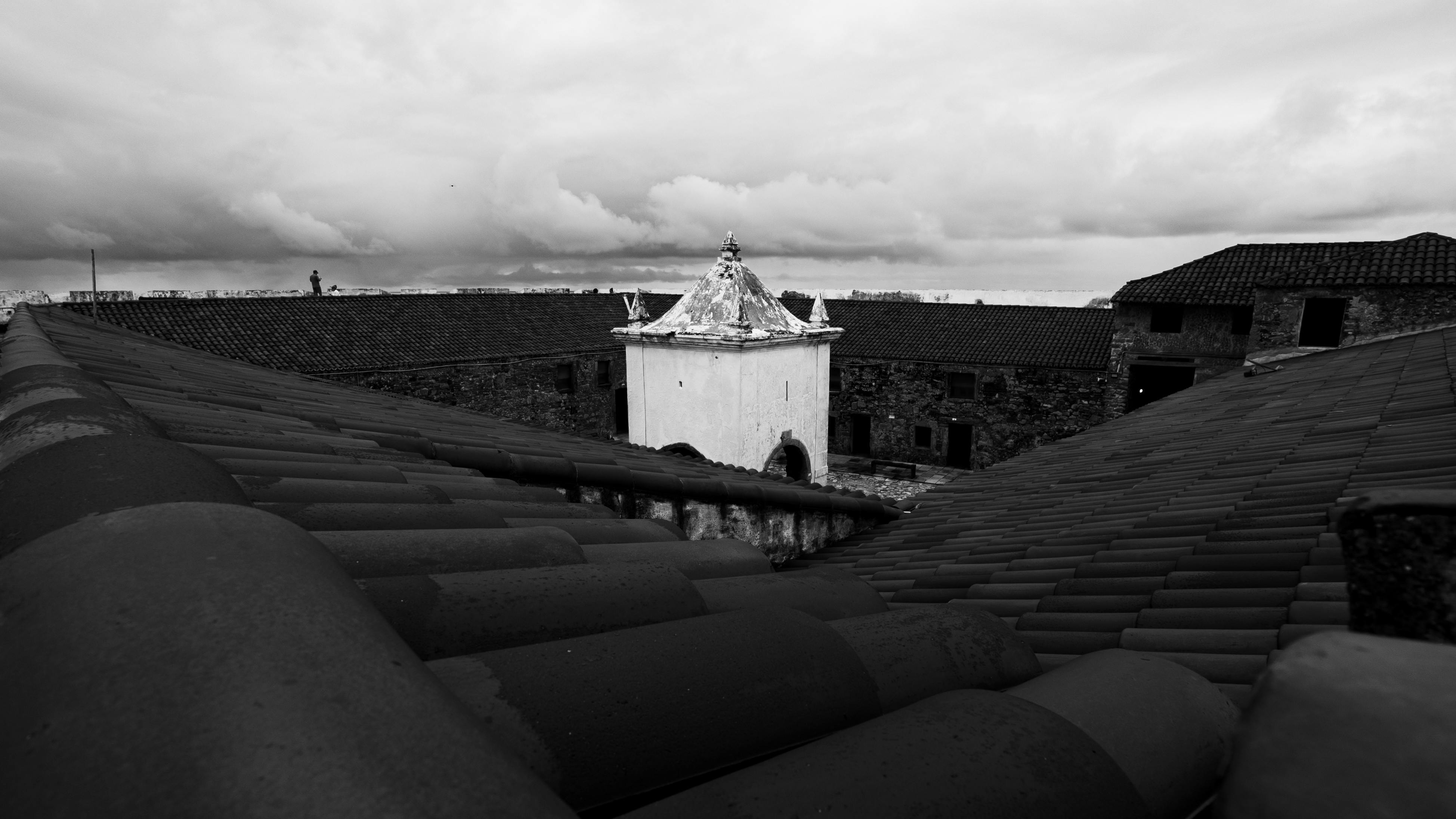 Kostnadsfria Svartvitt foto av fortet Reis Magos i Natal, Brasilien med dramatisk himmel. Stock foto