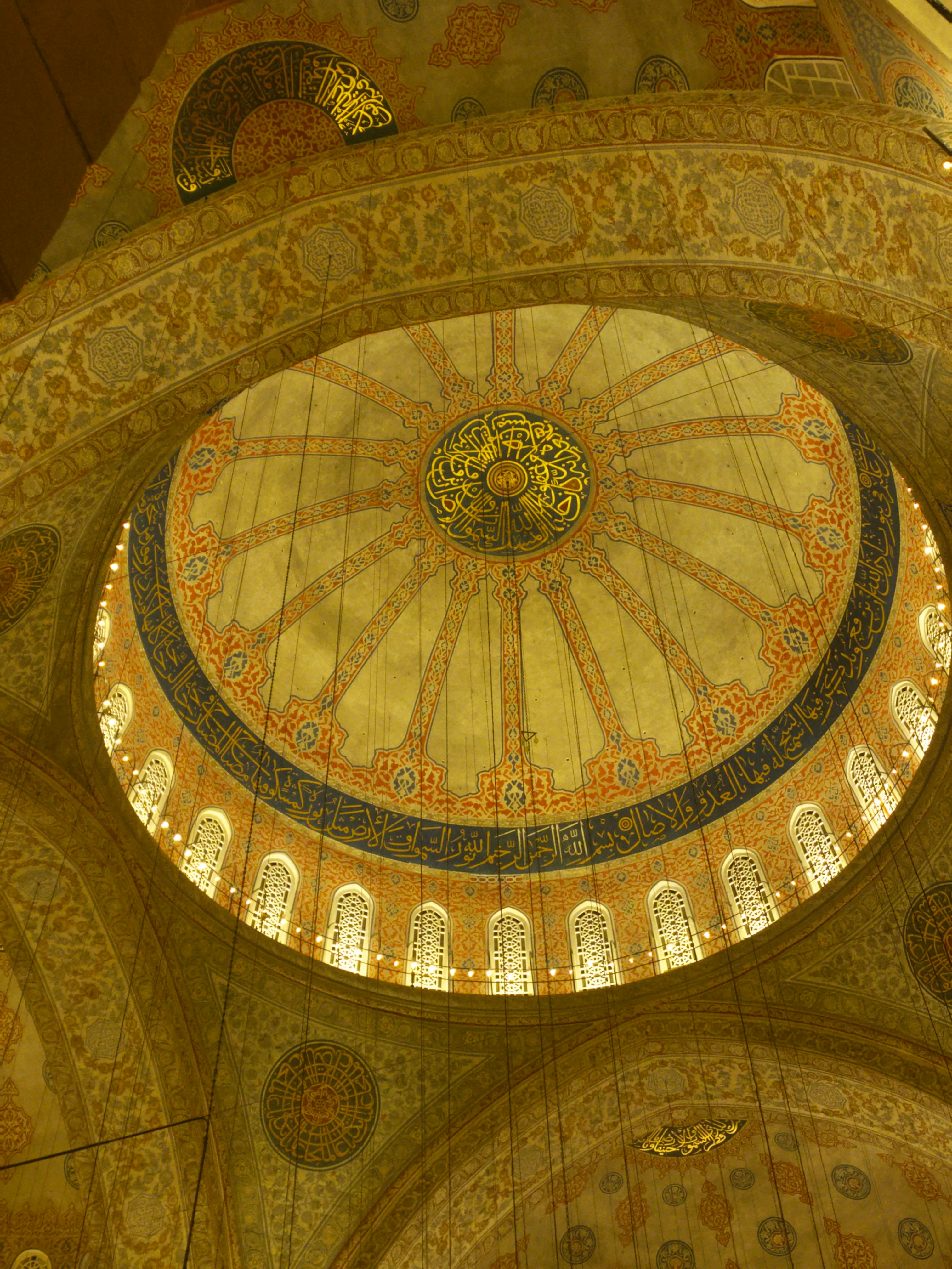 Gratis Cupola interna riccamente decorata di una moschea storica con calligrafia islamica. Foto a disposizione