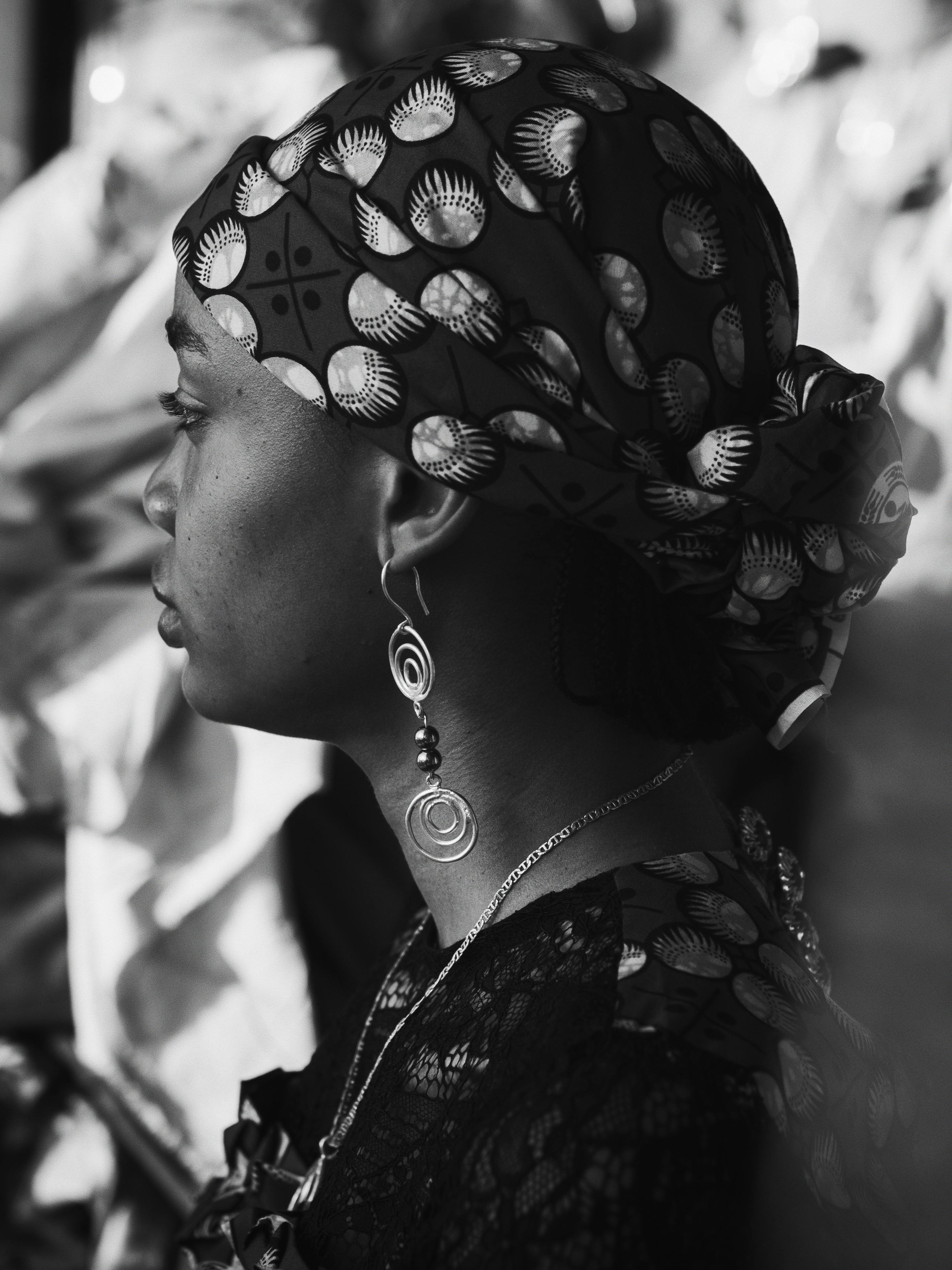 Gratis Splendido ritratto in bianco e nero di una donna che indossa un foulard decorato e orecchini. Foto a disposizione