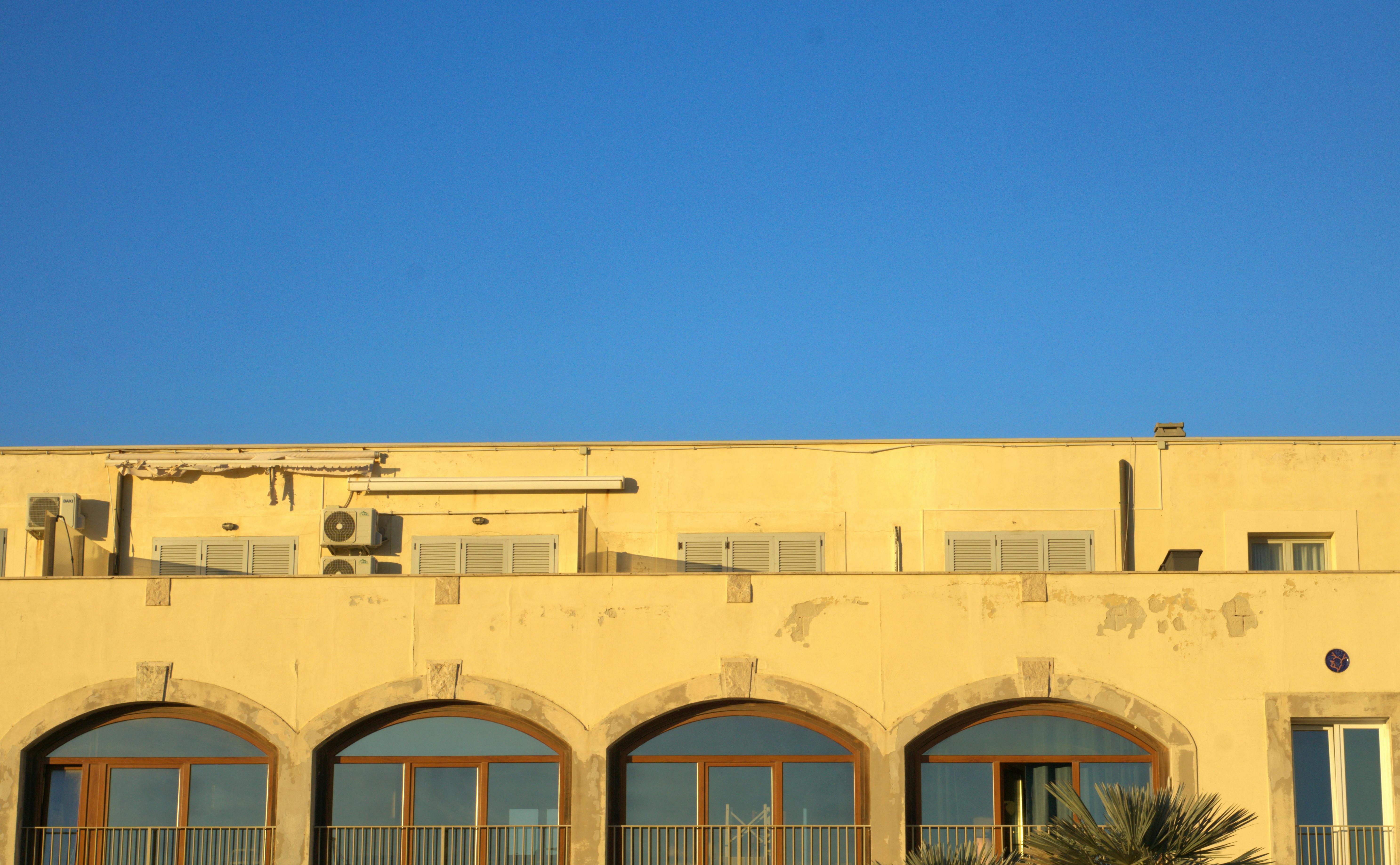 Gratis Elegante arquitectura minimalista de un edificio en Lido di Ostia, Lazio, con un vibrante cielo azul de fondo. Foto de stock