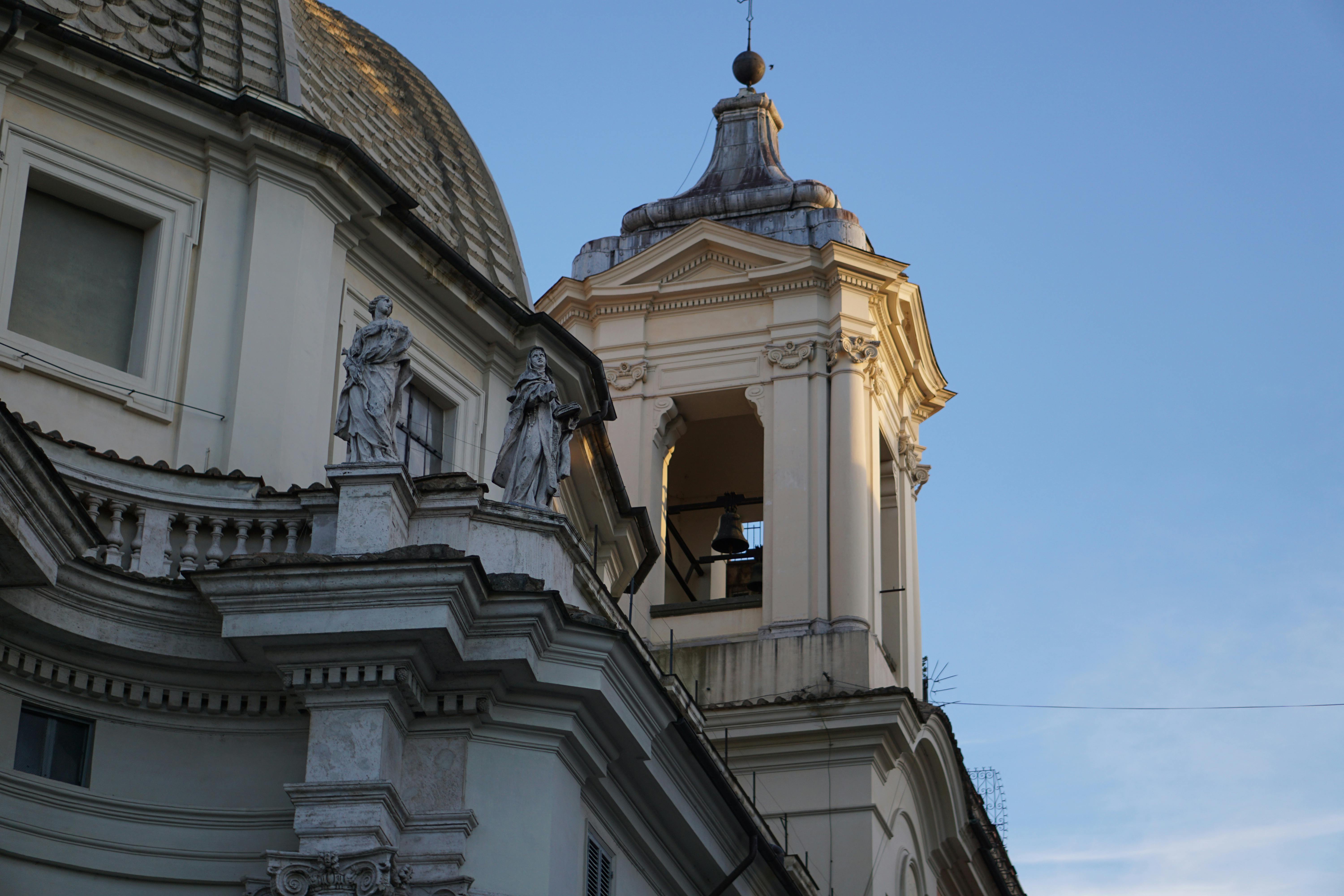 gratis Elegante architectonische details met beelden en een klokkentoren in Rome, Italië. Stockfoto