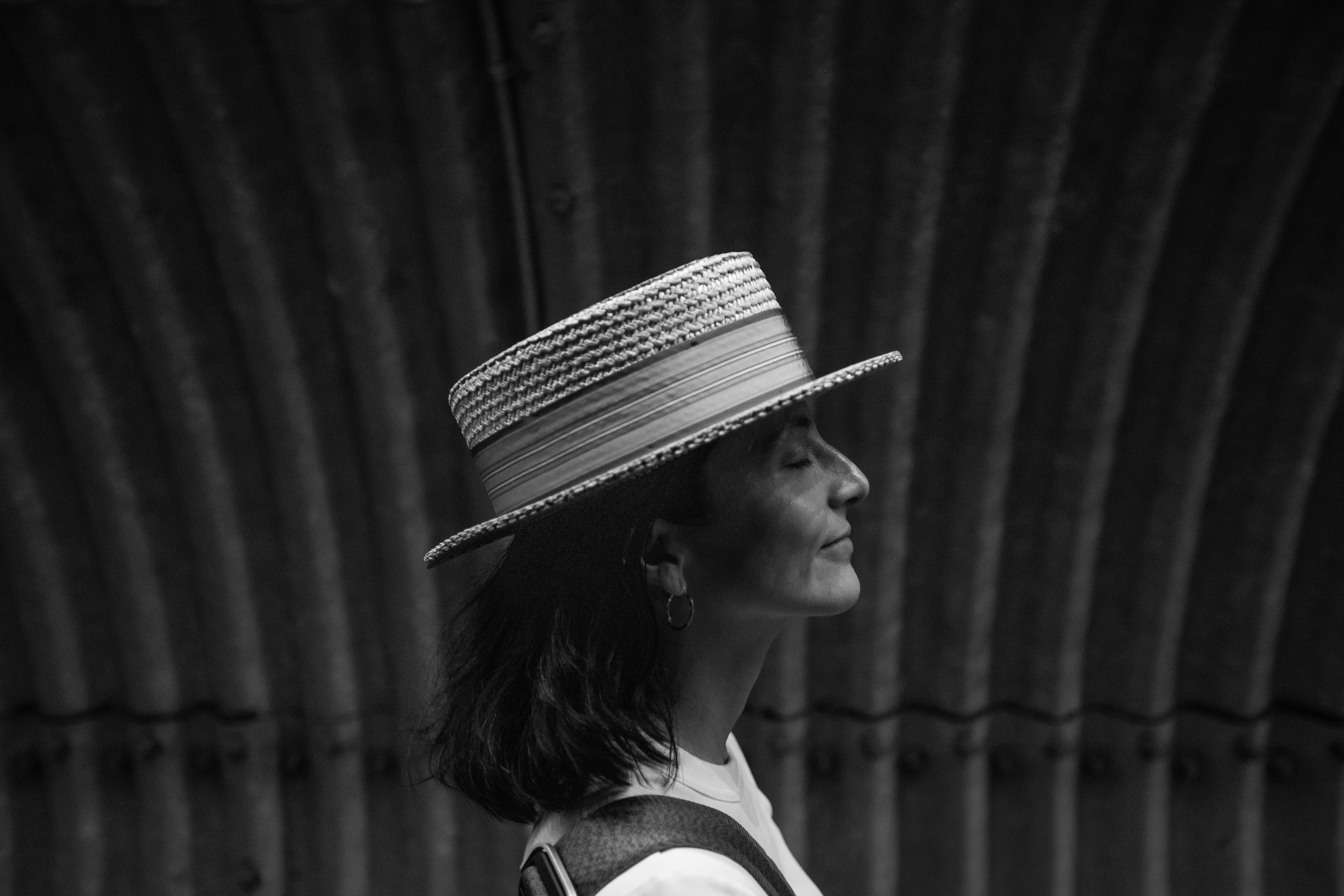 ฟรี ภาพถ่ายขาวดำด้านข้างของหญิงสาวสวมหมวกฟาง หลับตาอยู่ คลังภาพถ่าย