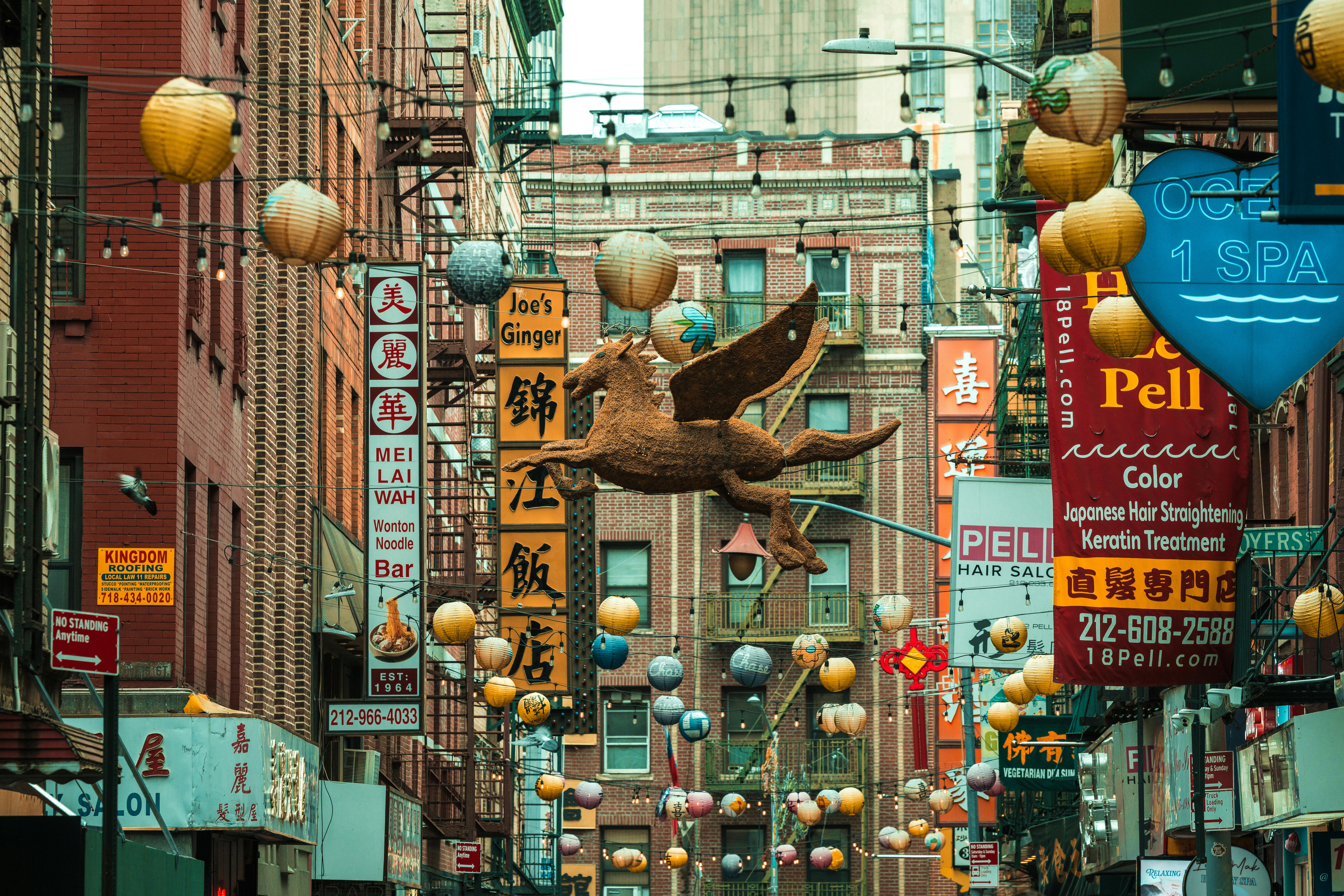 Miễn phí Khung cảnh đầy màu sắc ở khu phố Tàu, thành phố New York, với những chiếc đèn lồng rực rỡ và biển hiệu dọc theo những con phố nhộn nhịp. Ảnh lưu trữ