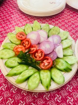 Salade de crabe et d'avocat avec sauce au citron et tahini