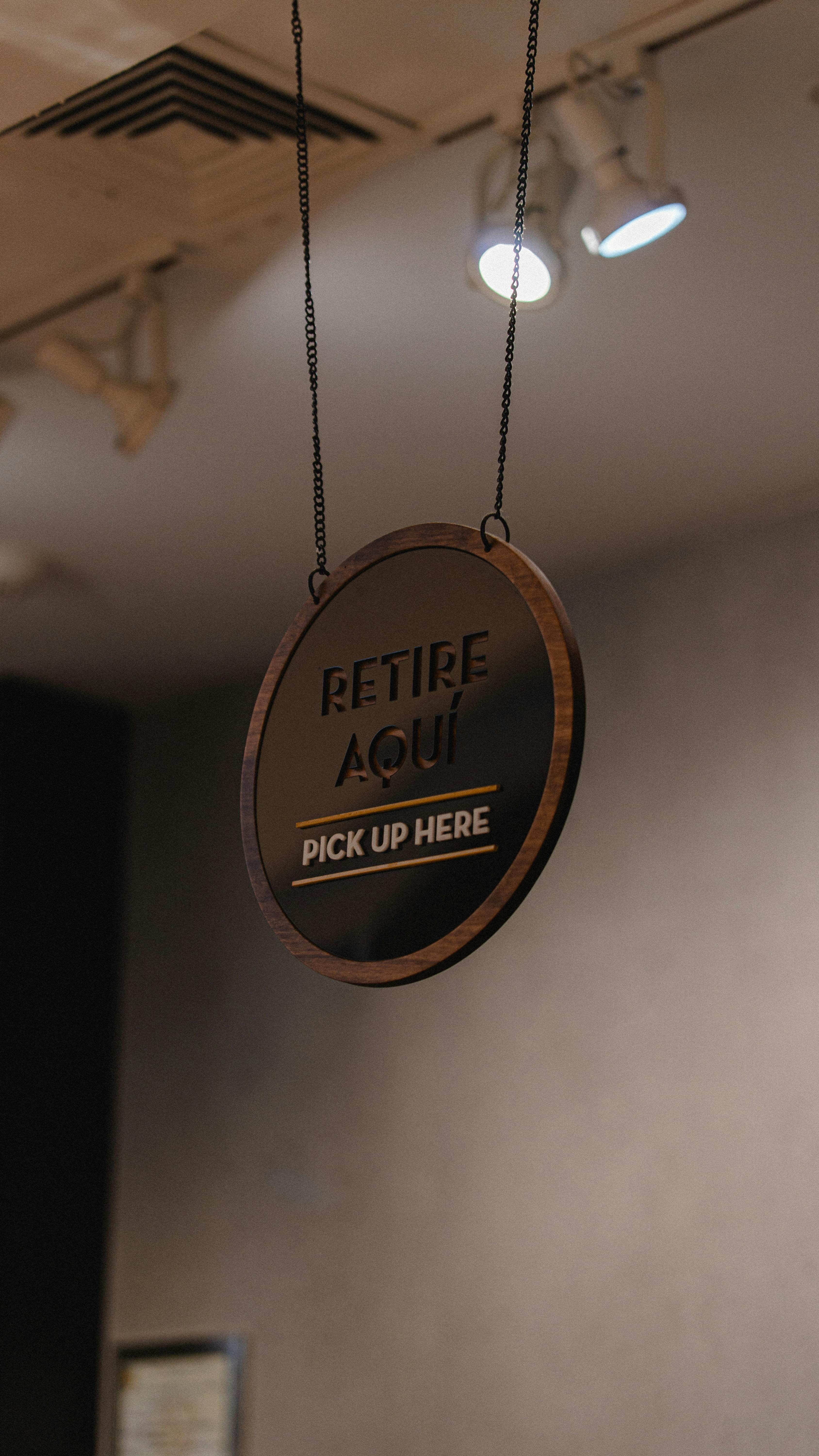 Gratuit Un semn minimalist suspendat care indică ridicarea comenzii într-un magazin. Fotografie de stoc