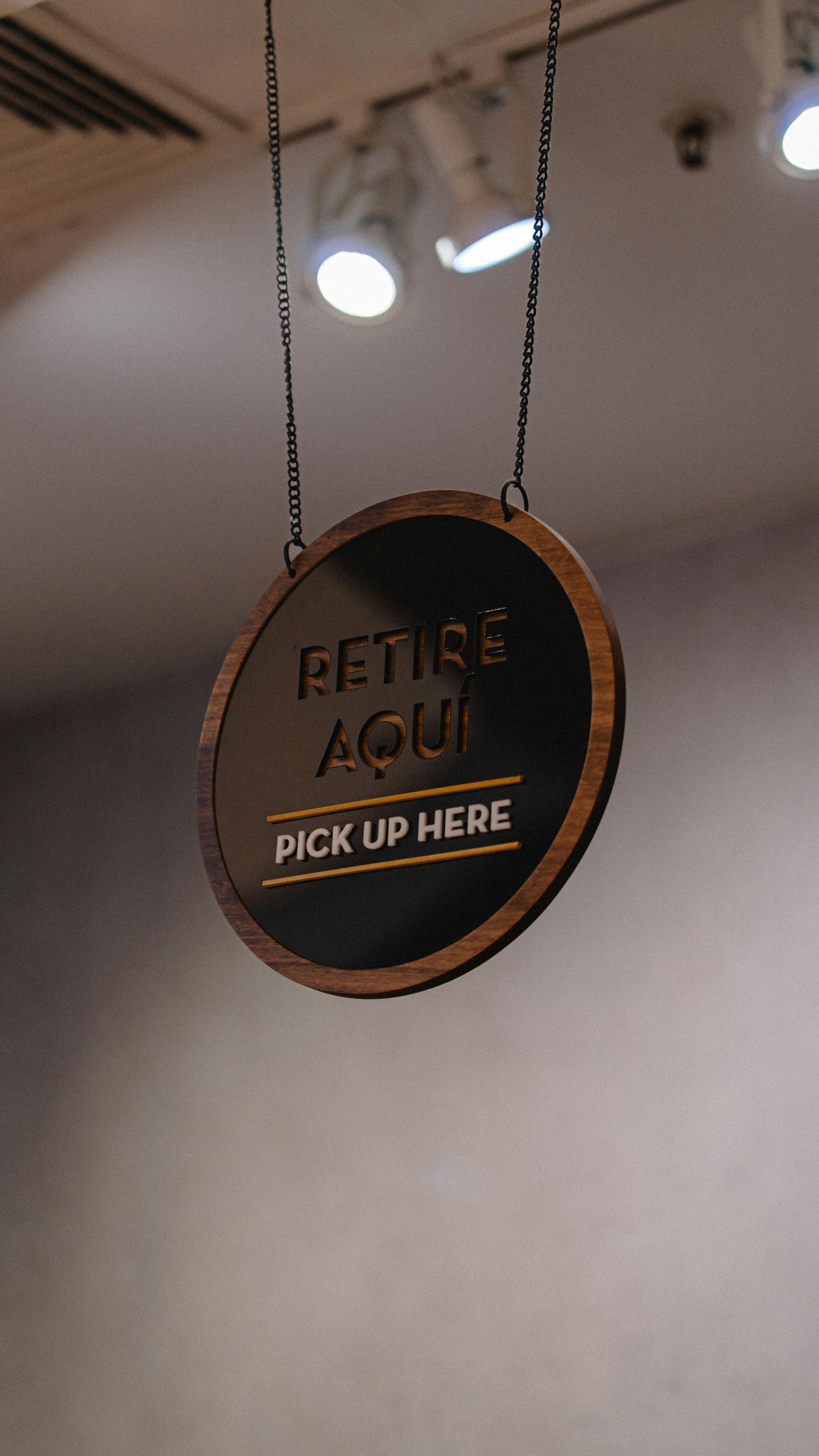 Gratis Elegante cartello bilingue "Ritiro in loco" all'interno dell'edificio, con chiare indicazioni per il servizio. Foto a disposizione