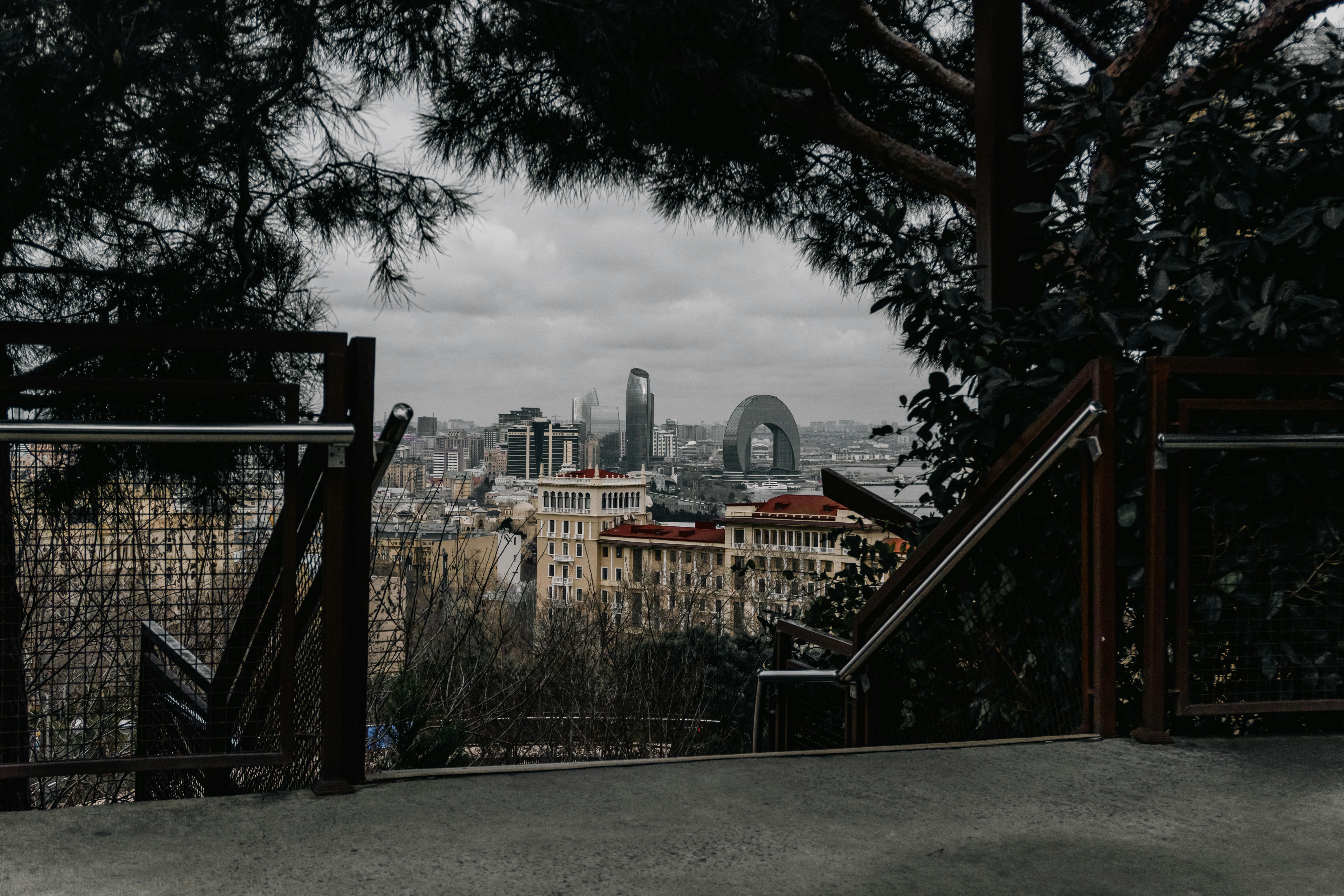 Zadarmo Pohľad na panorámu Baku a jedinečnú architektúru, orámovanú stromami, z vrcholu kopca. Fotka z fotobanky