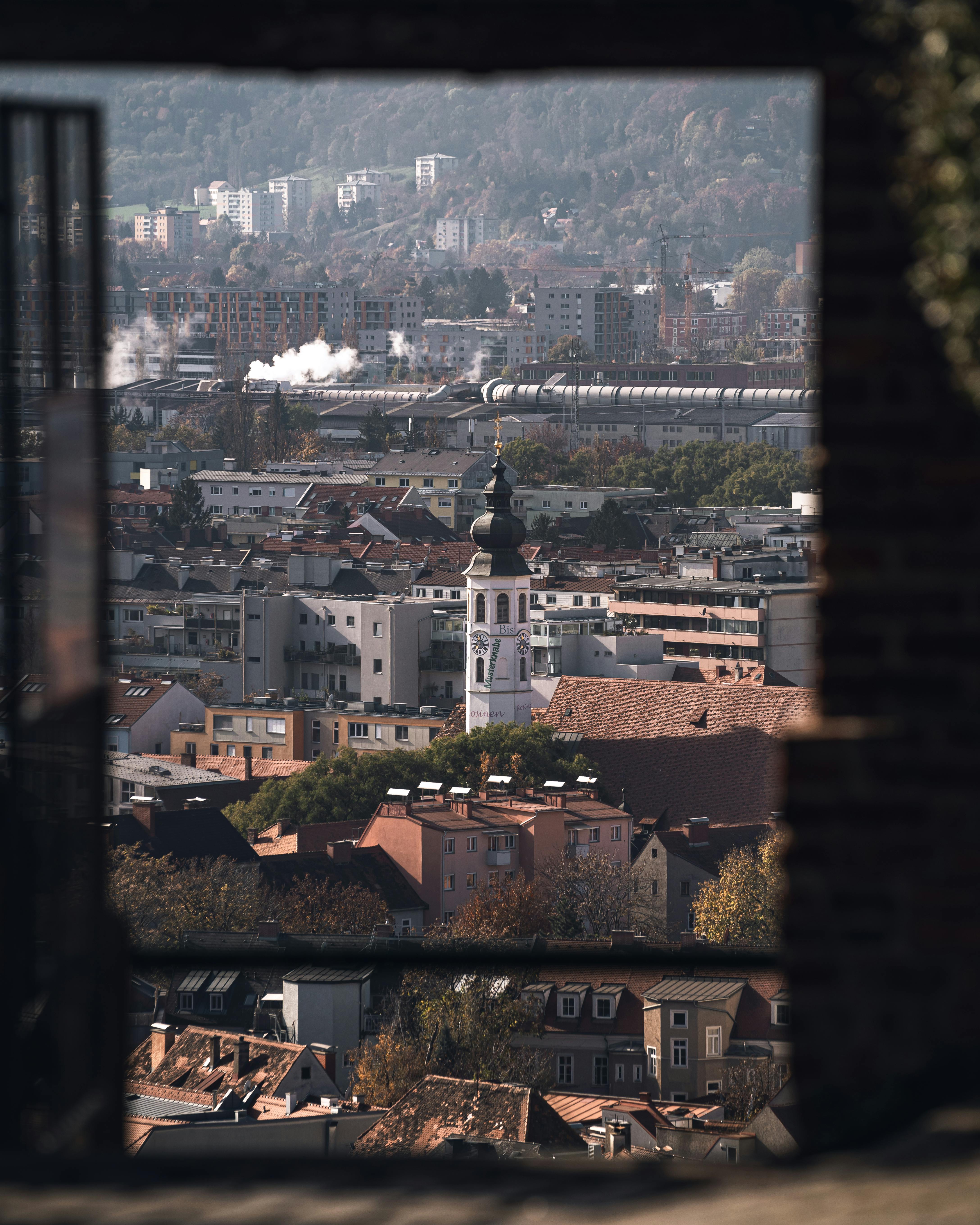 Ücretsiz Schlossberg'den bakıldığında Graz'ın şehir manzarasını ve kentsel mimariyi öne çıkaran yüksekten görünüm. Stok Fotoğraflar