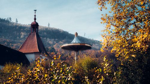 Free Beautiful autumn scenery featuring historic architecture and vibrant foliage. Stock Photo