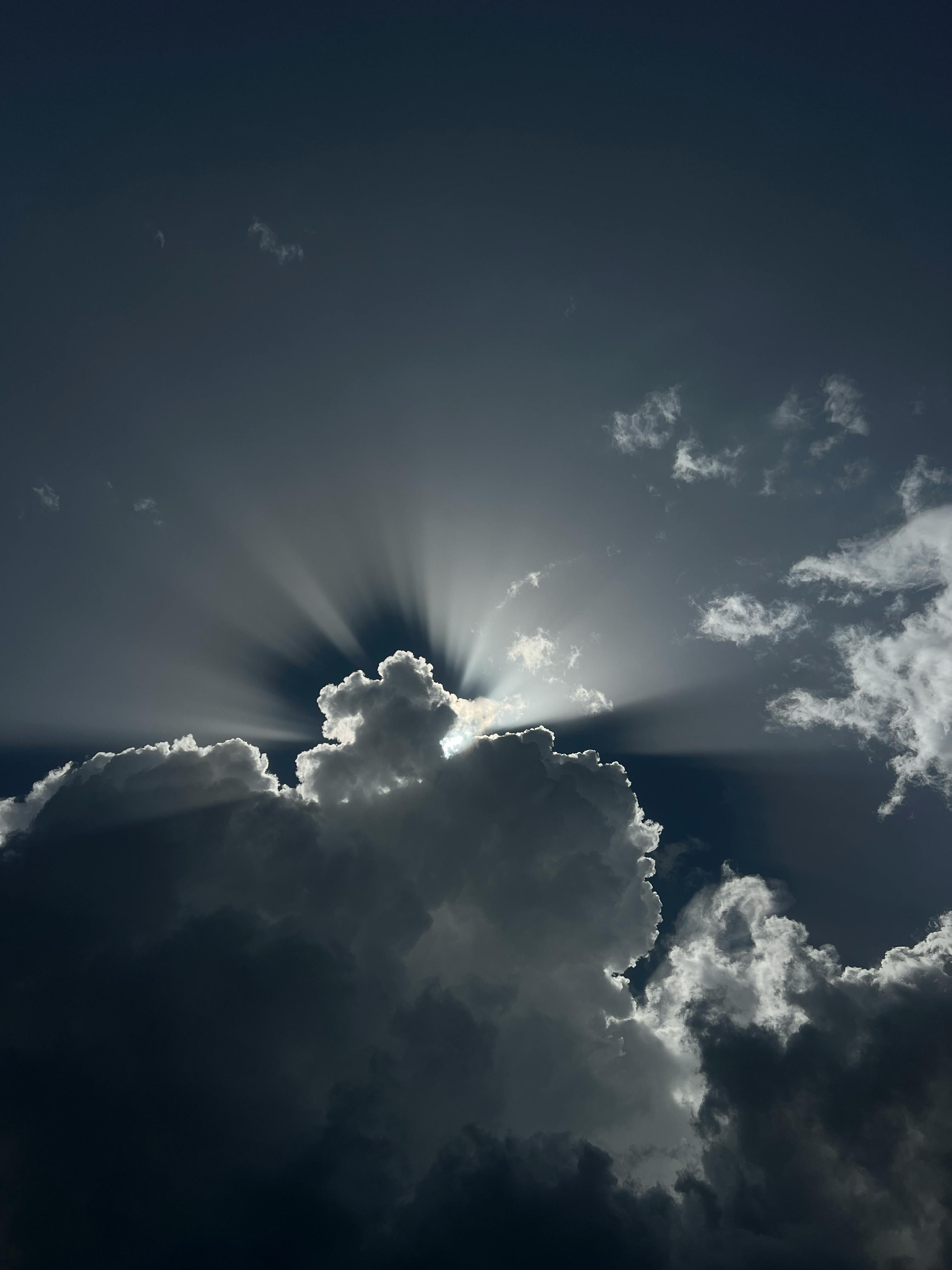 Gratis Uno spettacolo suggestivo di raggi solari che penetrano attraverso le scure nuvole temporalesche, creando una scena celeste di grande effetto. Foto a disposizione