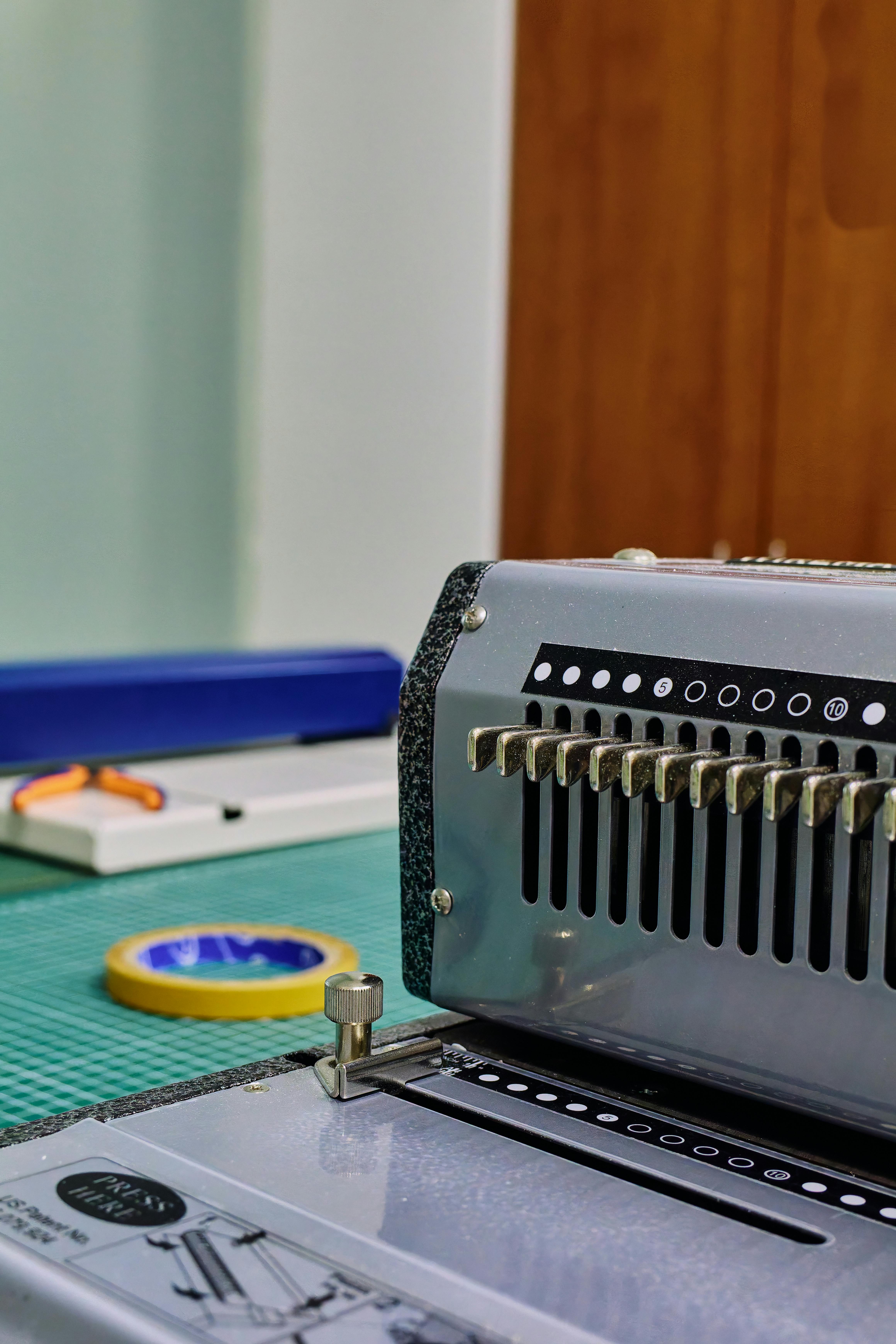 Ücretsiz Ofis ortamında metal ciltleme makinesinin detaylı görünümü. Stok Fotoğraflar