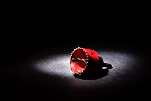 用手电筒或手机灯光照射鸡蛋