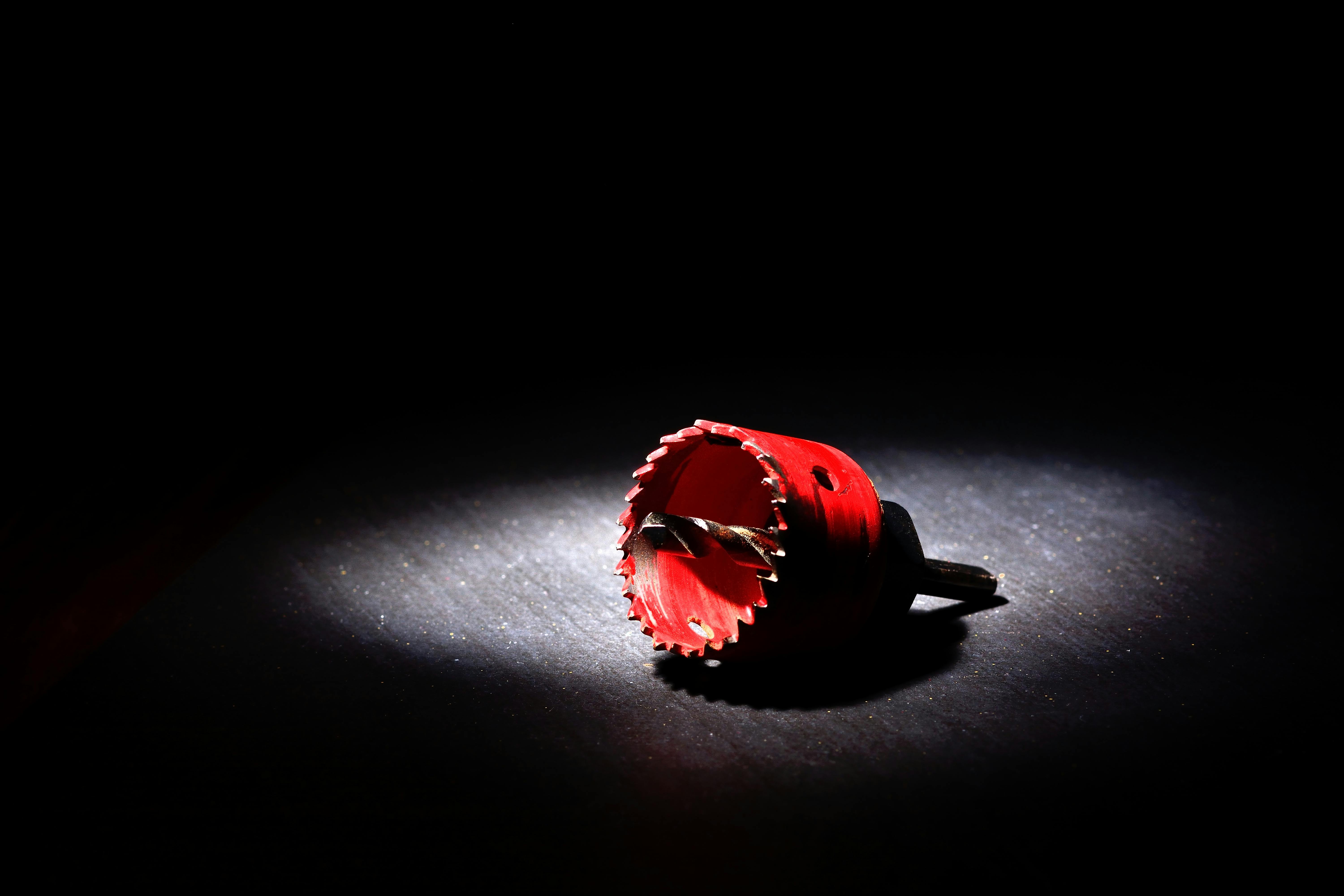 Gratuit Cadru dramatic al unui ferăstrău circular roșu iluminat pe un fundal negru în iluminare de studio. Fotografie de stoc