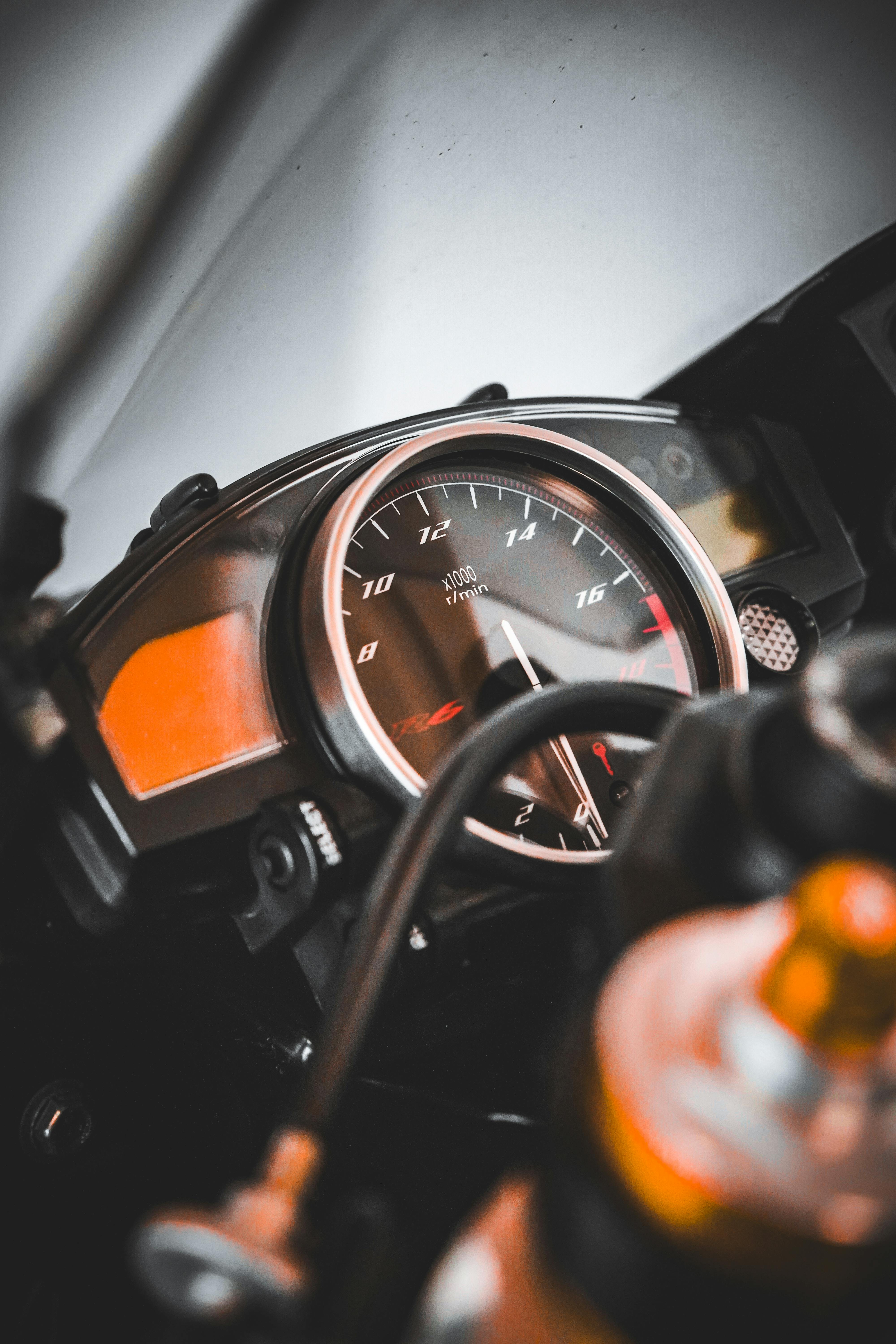 Δωρεάν Λεπτομερές κοντινό πλάνο ενός ταχύμετρου μοτοσικλέτας, με έμφαση στα όργανα και στις πορτοκαλί λεπτομέρειες. Φωτογραφία από στοκ φωτογραφιών