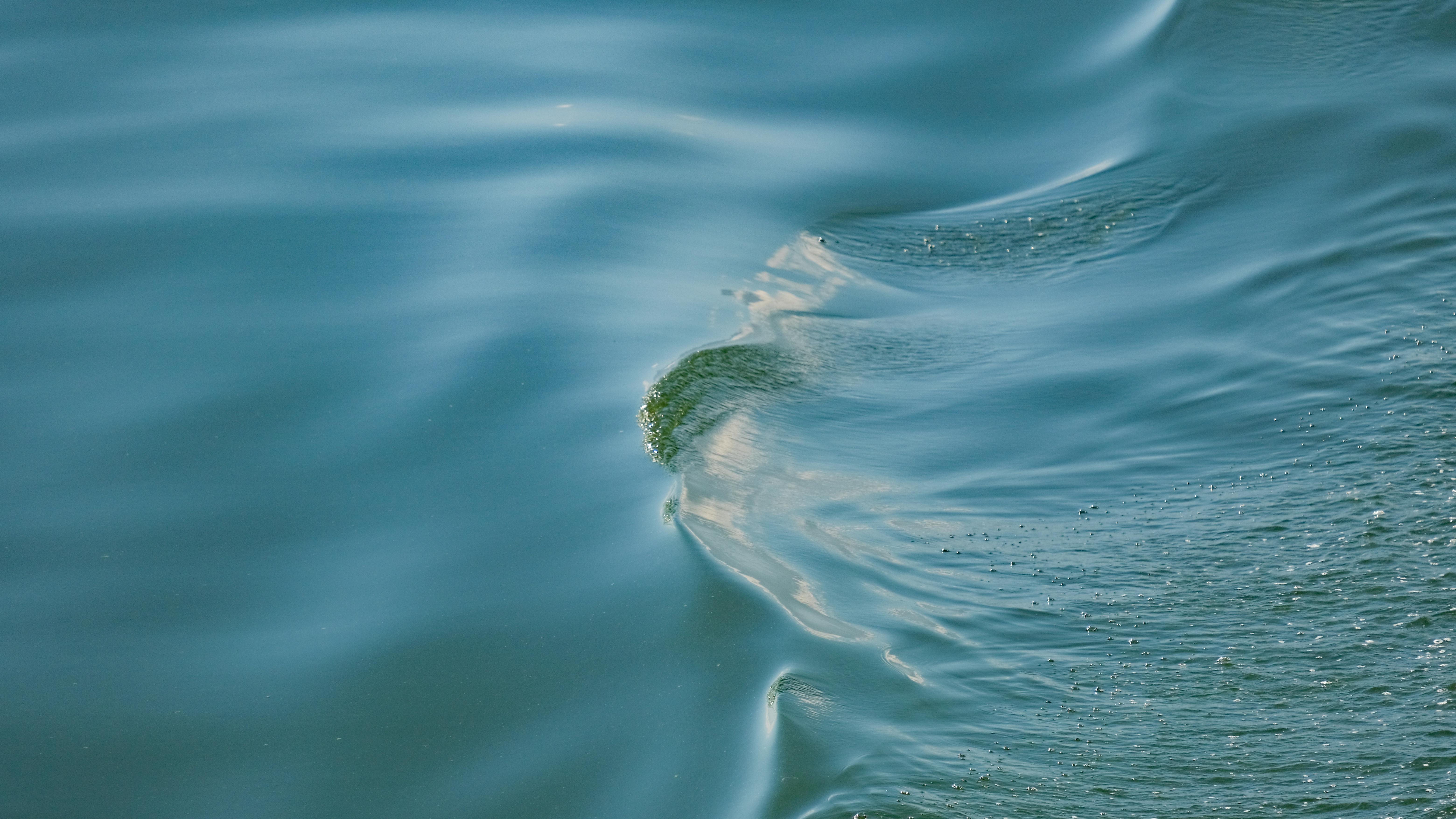 Ücretsiz Çin'in Dali Bai Özerk Bölgesi'ndeki sakin sularda oluşan yumuşak dalga desenlerinin büyüleyici görüntüsü. Stok Fotoğraflar