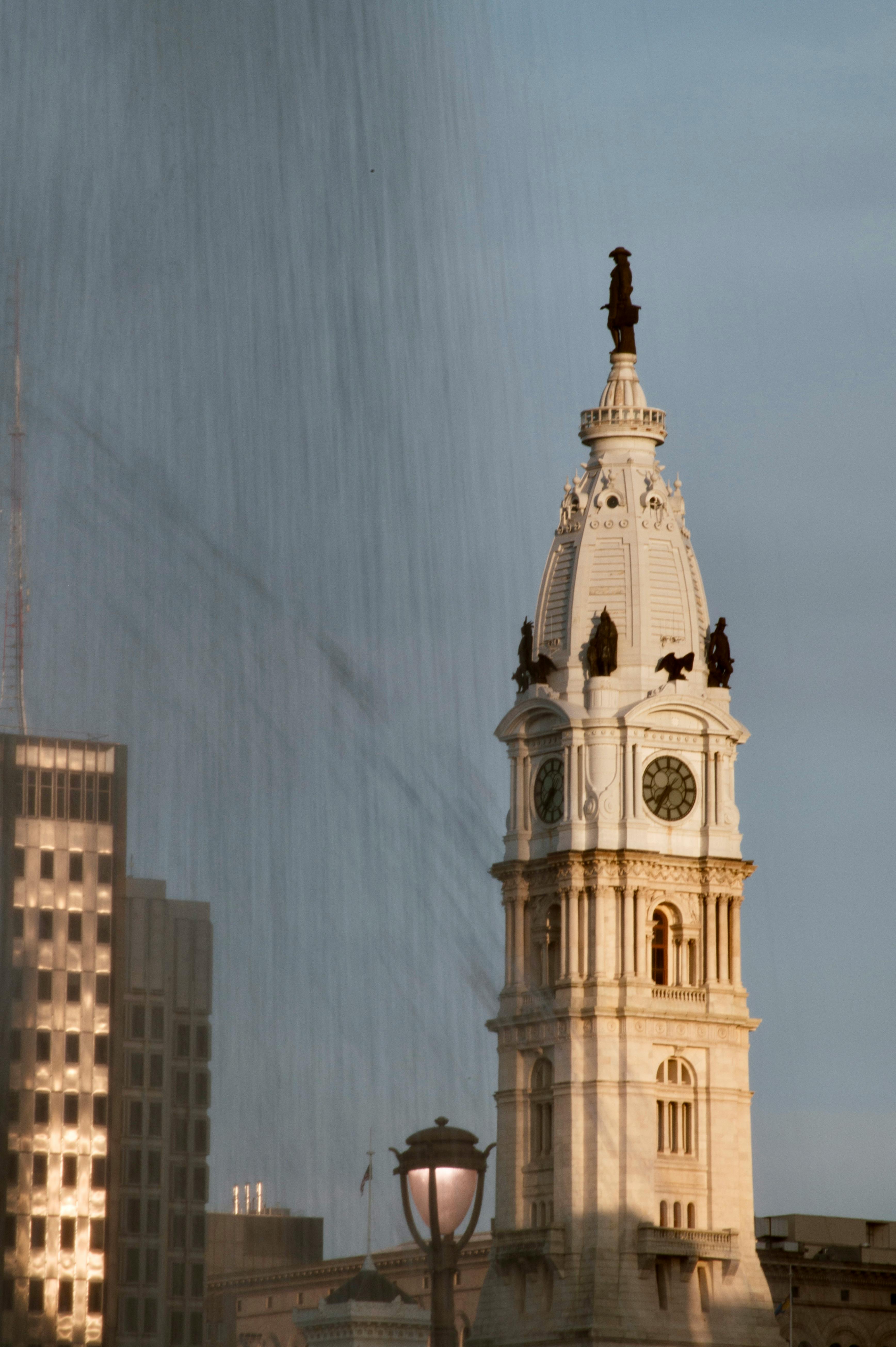 Gratis La torre del Ayuntamiento de Filadelfia, con su reloj bajo la suave luz del atardecer, muestra su arquitectura histórica. Foto de stock