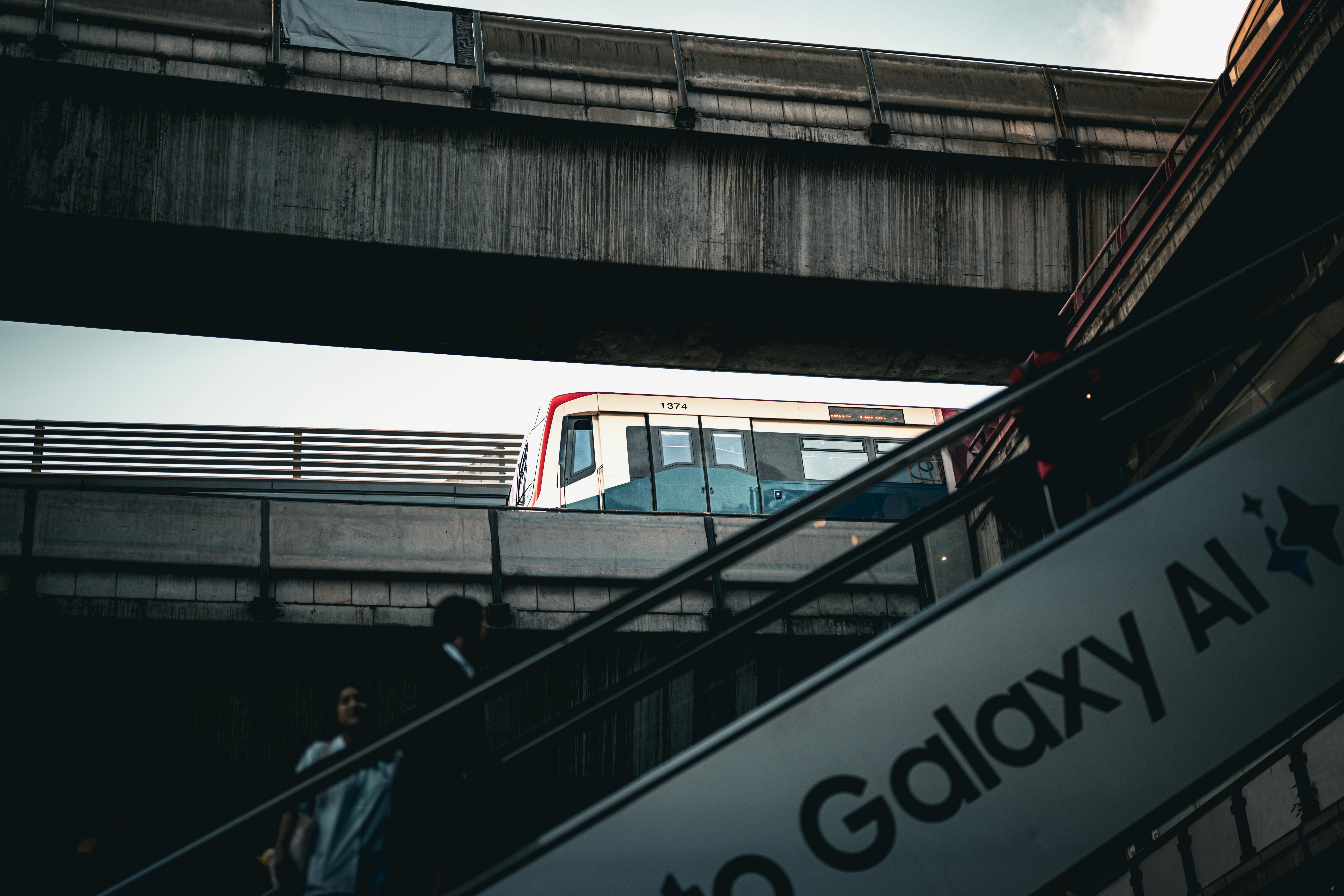 Gratis Un'immagine dinamica del sistema di trasporto pubblico urbano di Bangkok, che mostra un treno e l'atmosfera vivace della città. Foto a disposizione