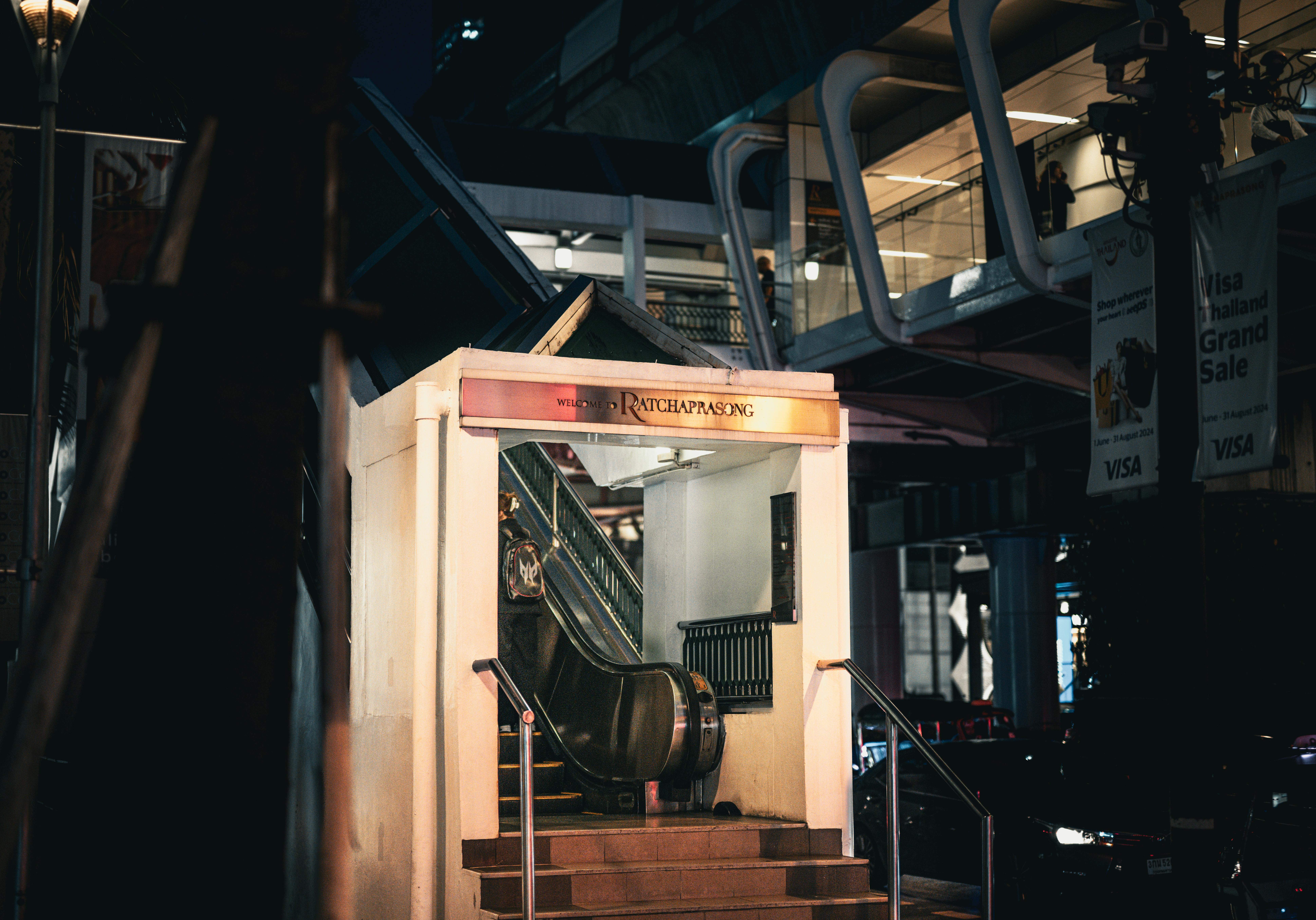 Kostnadsfria En stämningsfull nattbild av rulltrappans entré i Ratchaprasong i Bangkok, Thailand. Stock foto