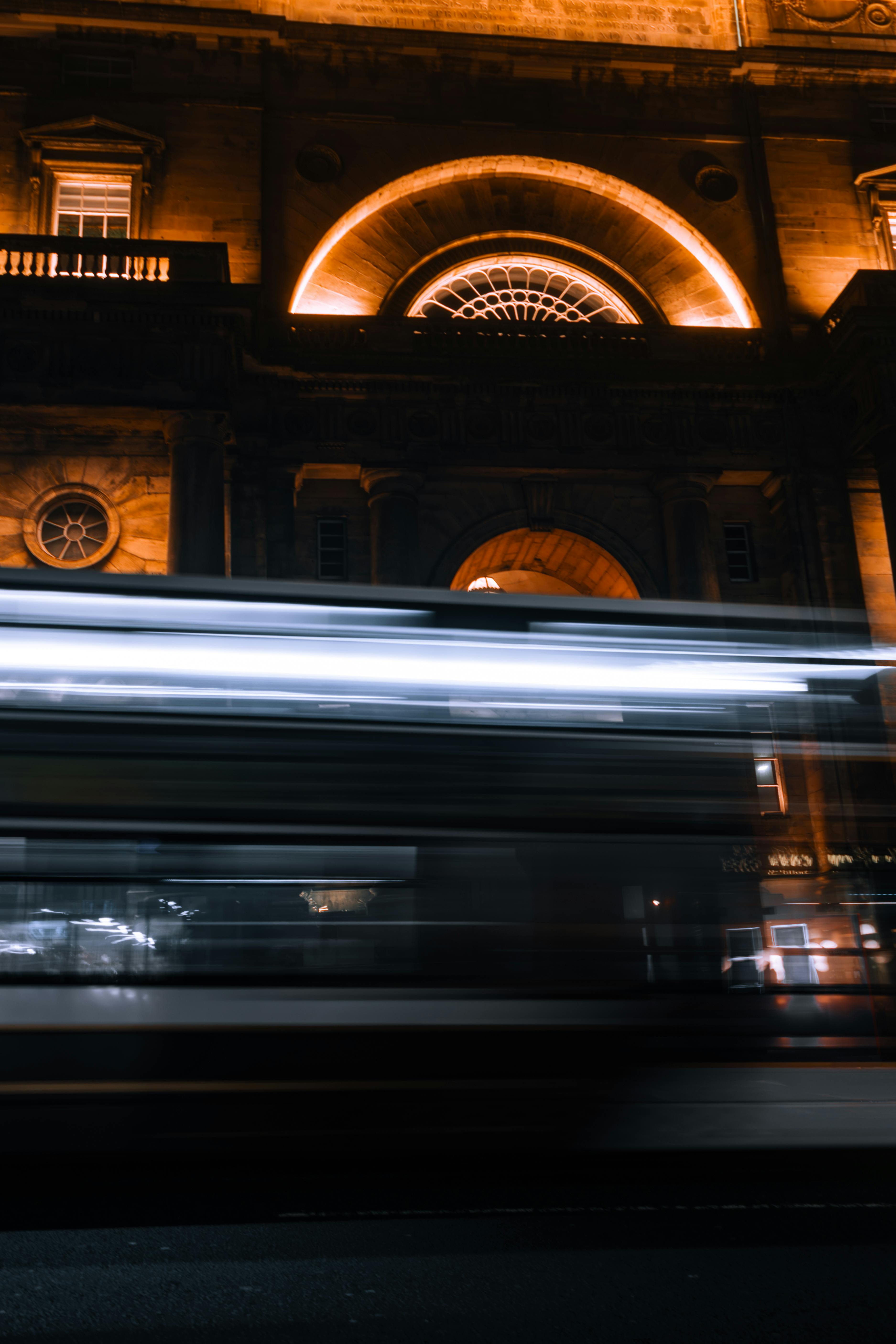 無料 歴史的建造物を際立たせる、ぼかし効果を施したドラマチックな夜の街並み。 写真素材