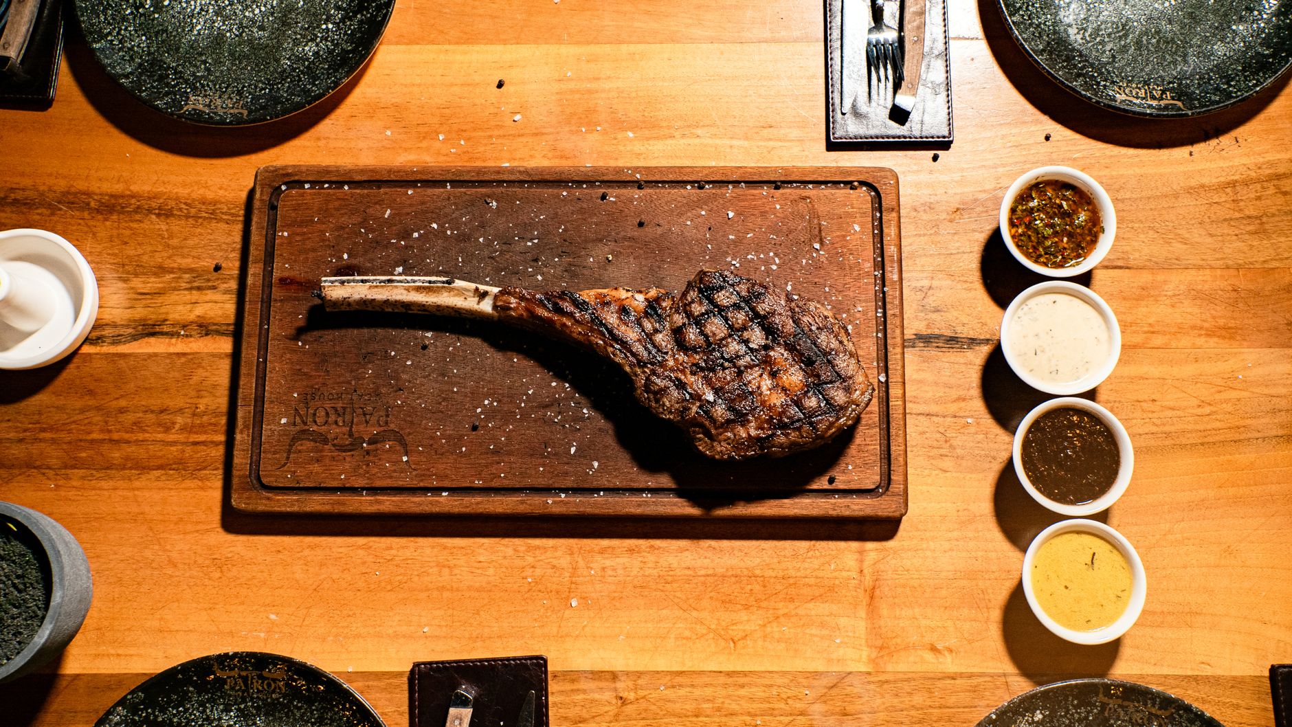 El arte de cocinar carne a la perfección. Bistec perfectamente cocido y jugoso.