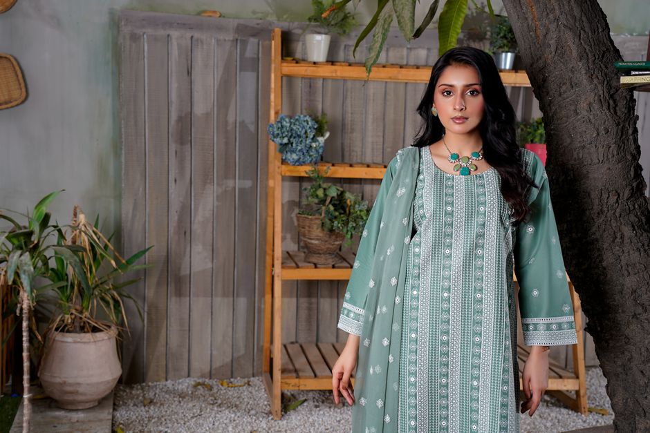 best lawn dresses for summer in Pakistan