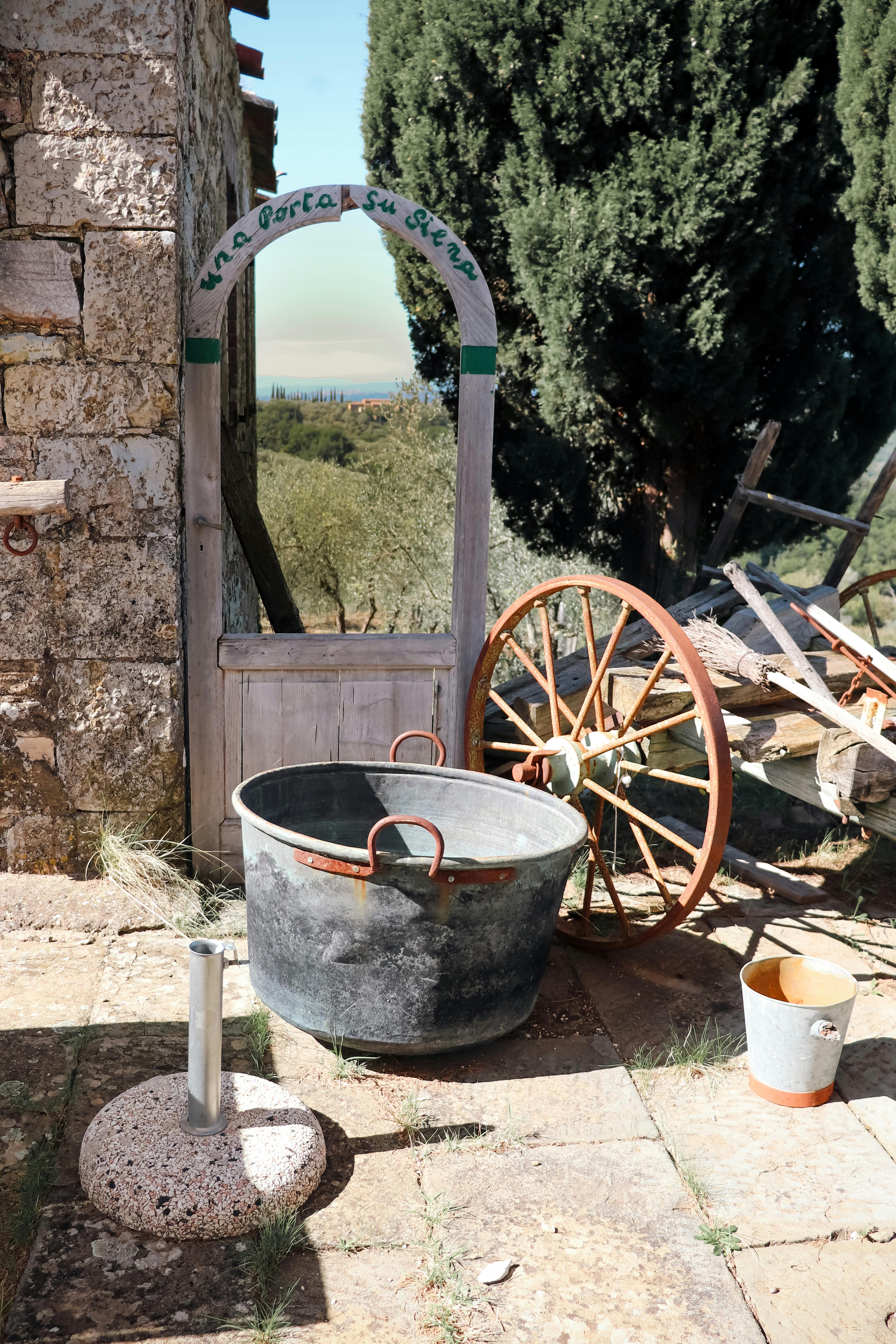 De franc Pati vintage a la Toscana amb decoració rústica i encant rural. Foto d'estoc