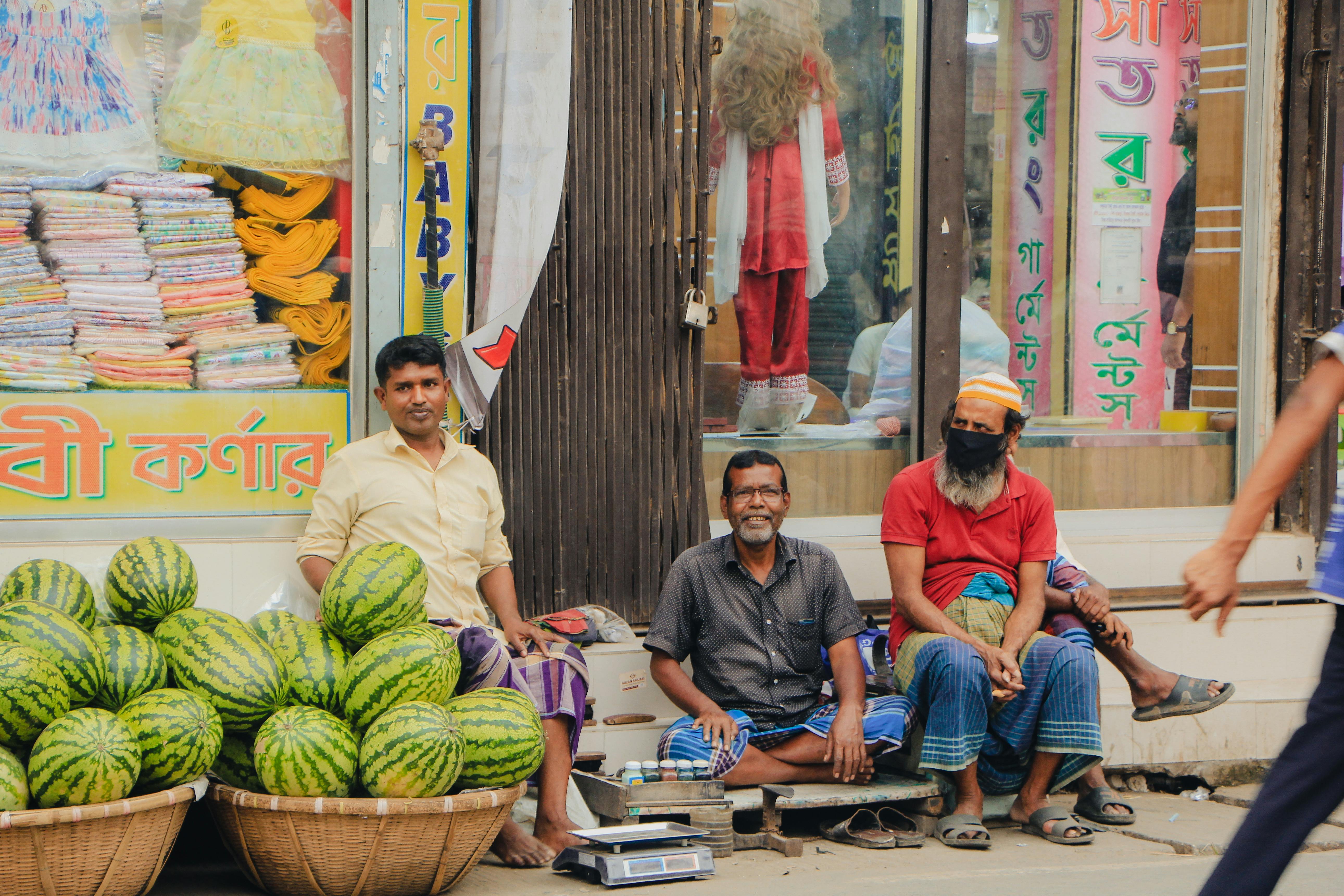 Typische Szene auf einem belebten Markt in Dhaka, Bangladesch