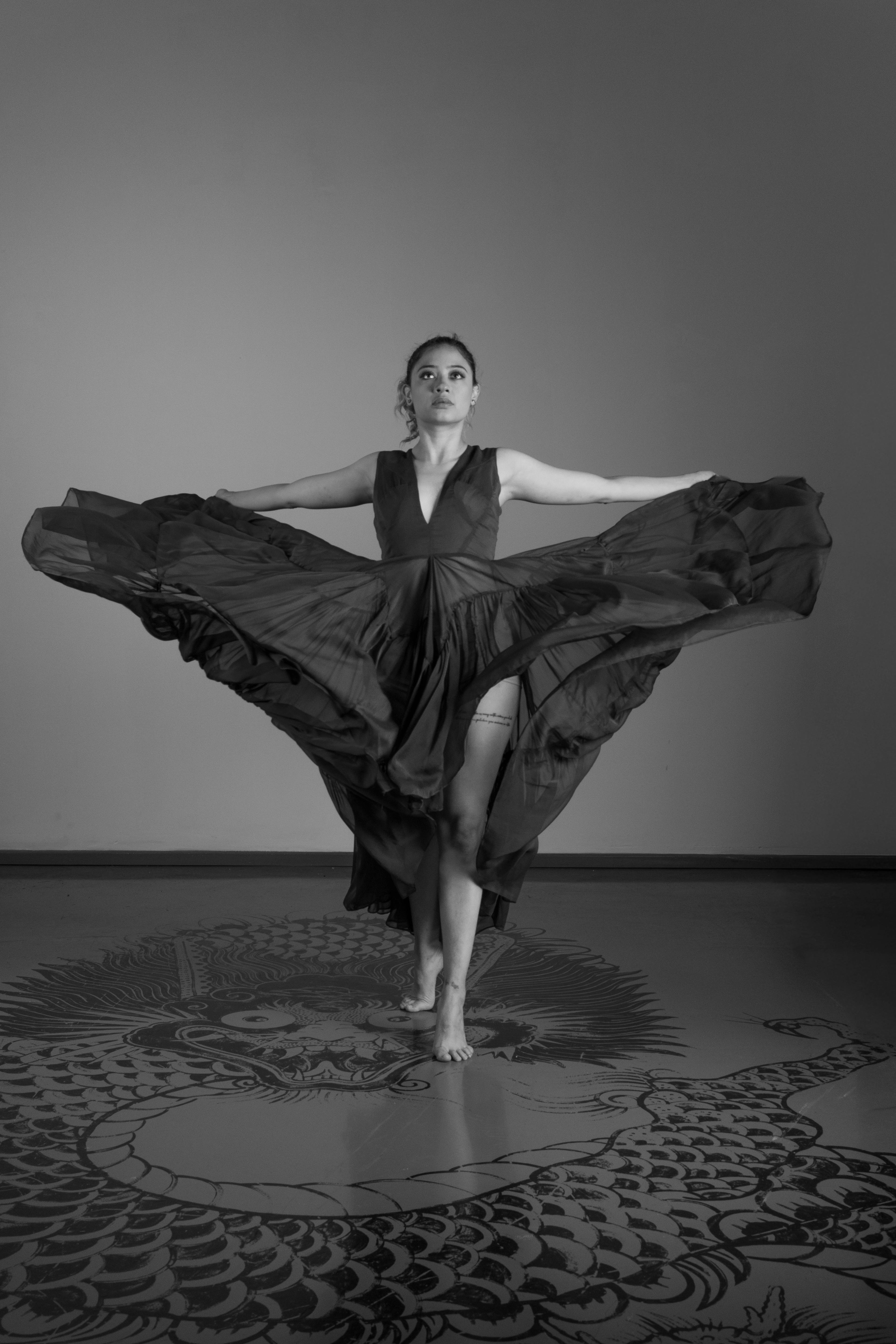 Gratis Una ballerina di danza contemporanea assume una posa elegante, mettendo in mostra fluidità di movimento ed espressività artistica. Foto a disposizione