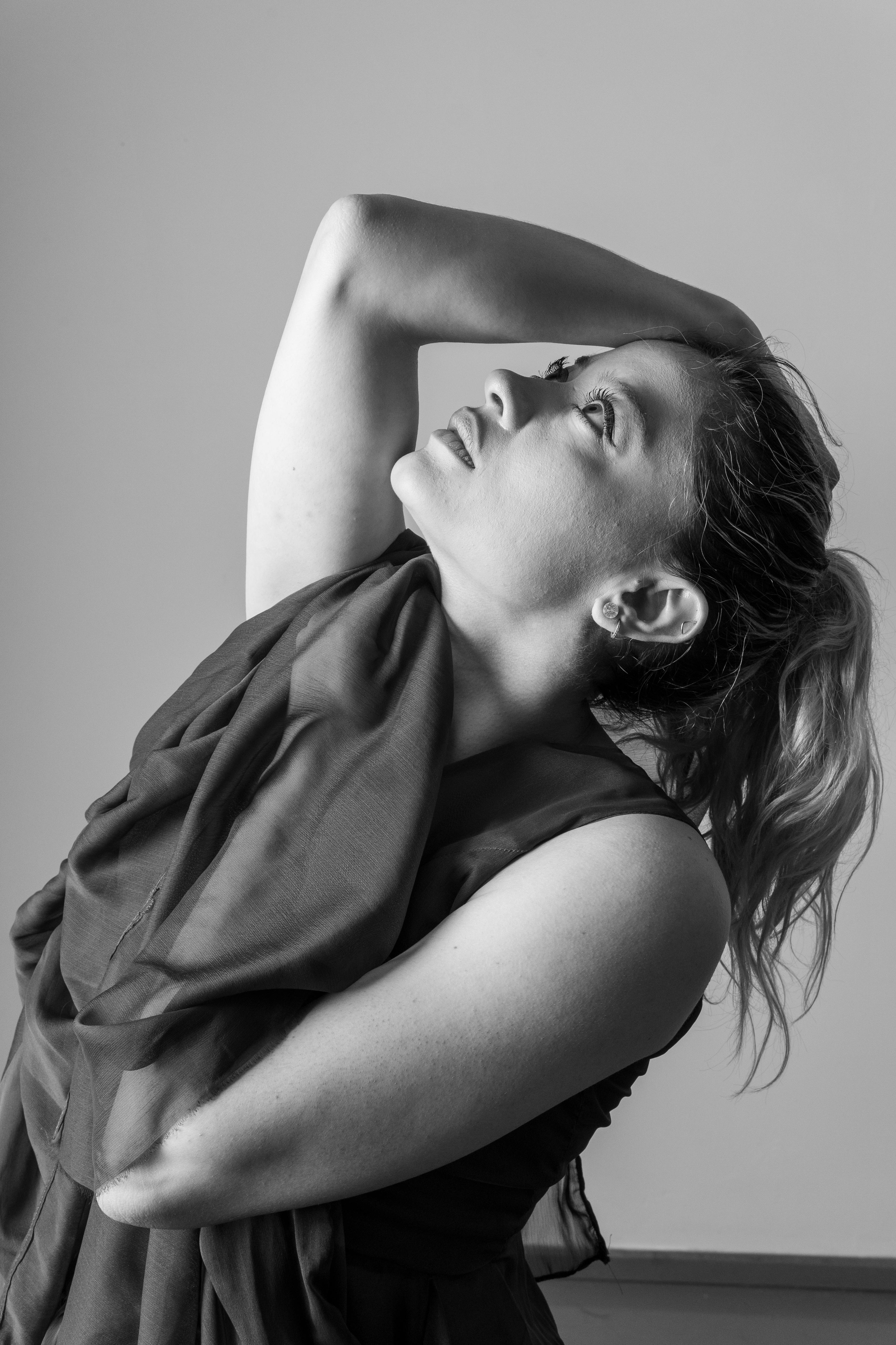 Gratis Stemningsfullt svart-hvitt-bilde av en samtidsdanser i en dramatisk positur. Arkivbilde