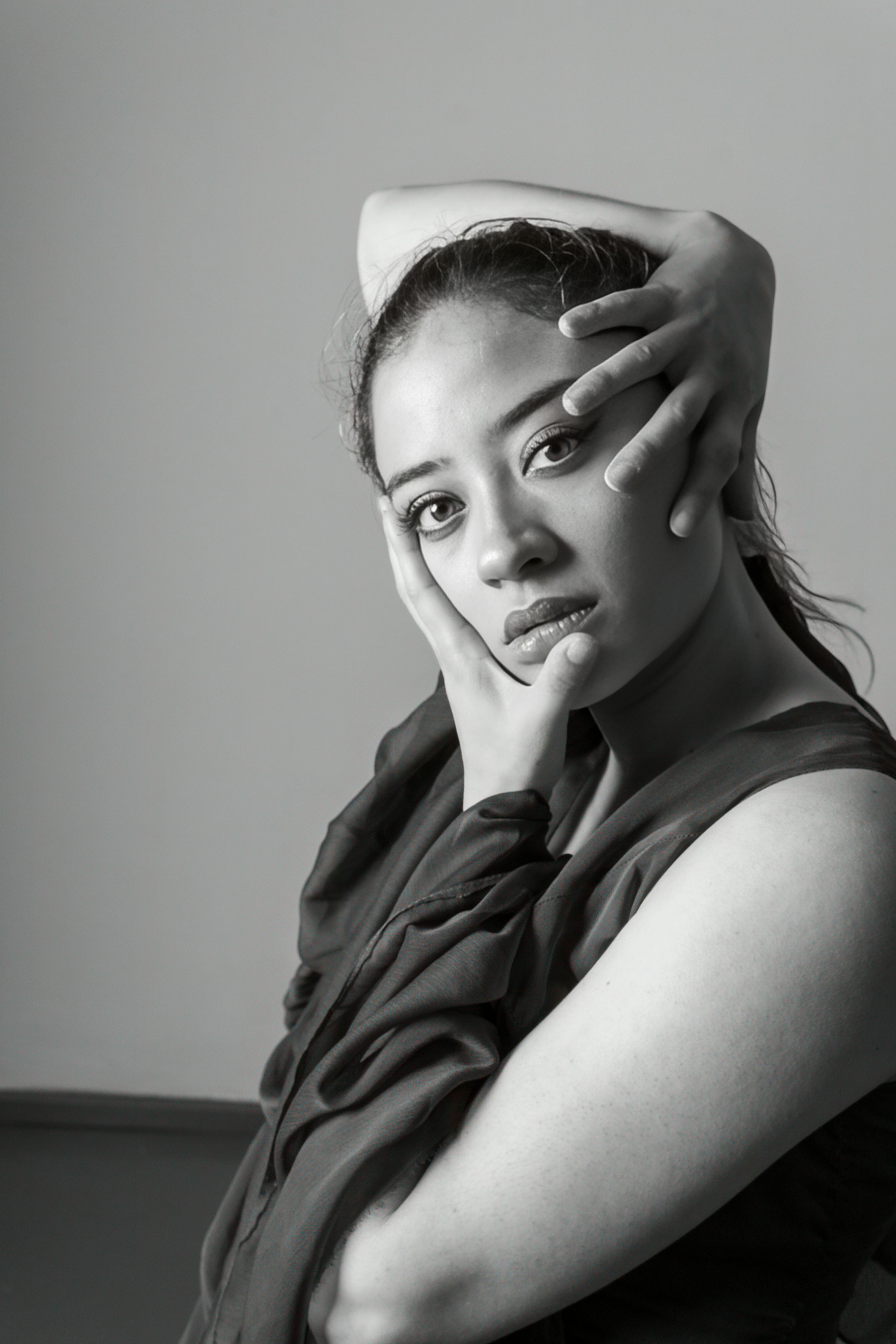 Gratuit Portrait élégant en noir et blanc d'une danseuse contemporaine mettant en valeur son art expressif. Photos