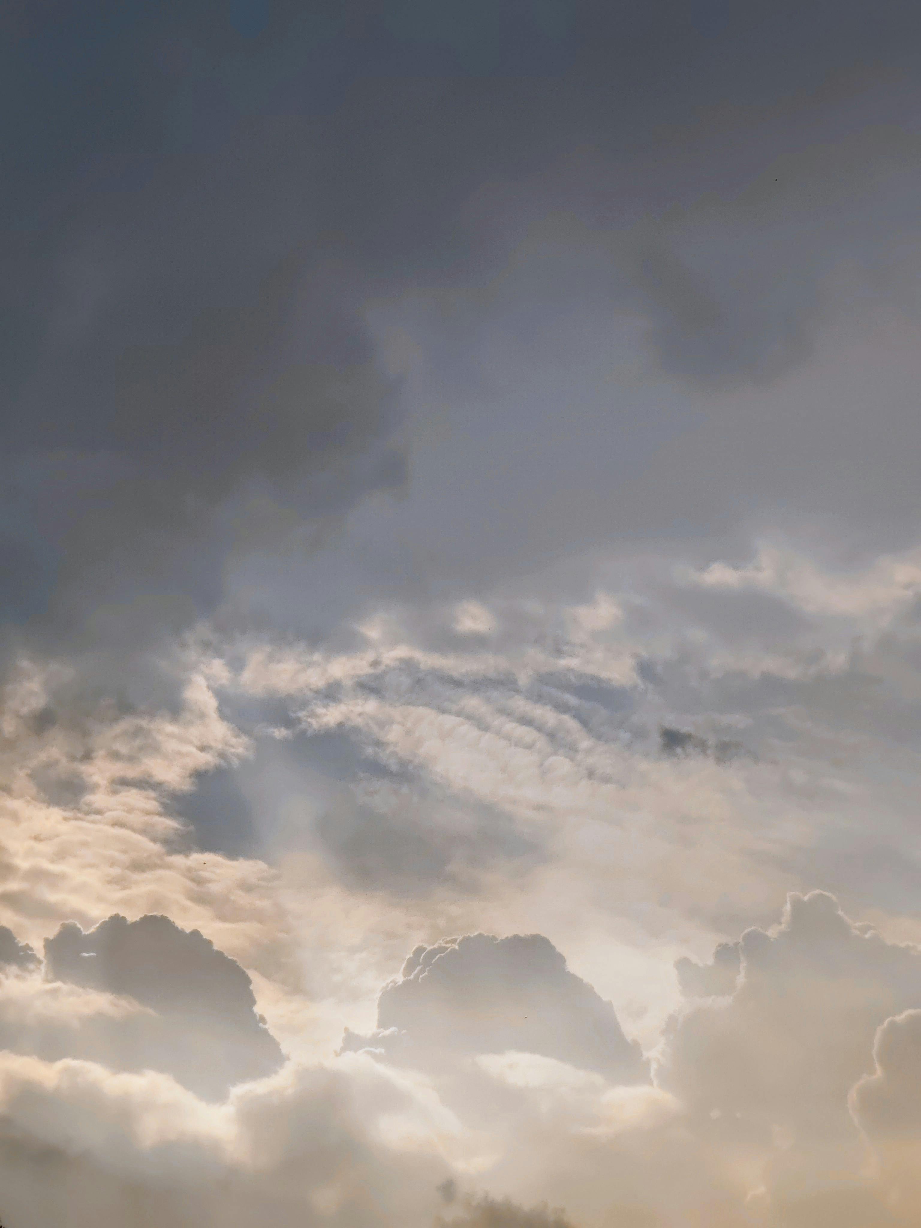 De franc Una vista tranquil·la de núvols dramàtics durant la sortida del sol, que captura la serena bellesa de la natura. Foto d'estoc