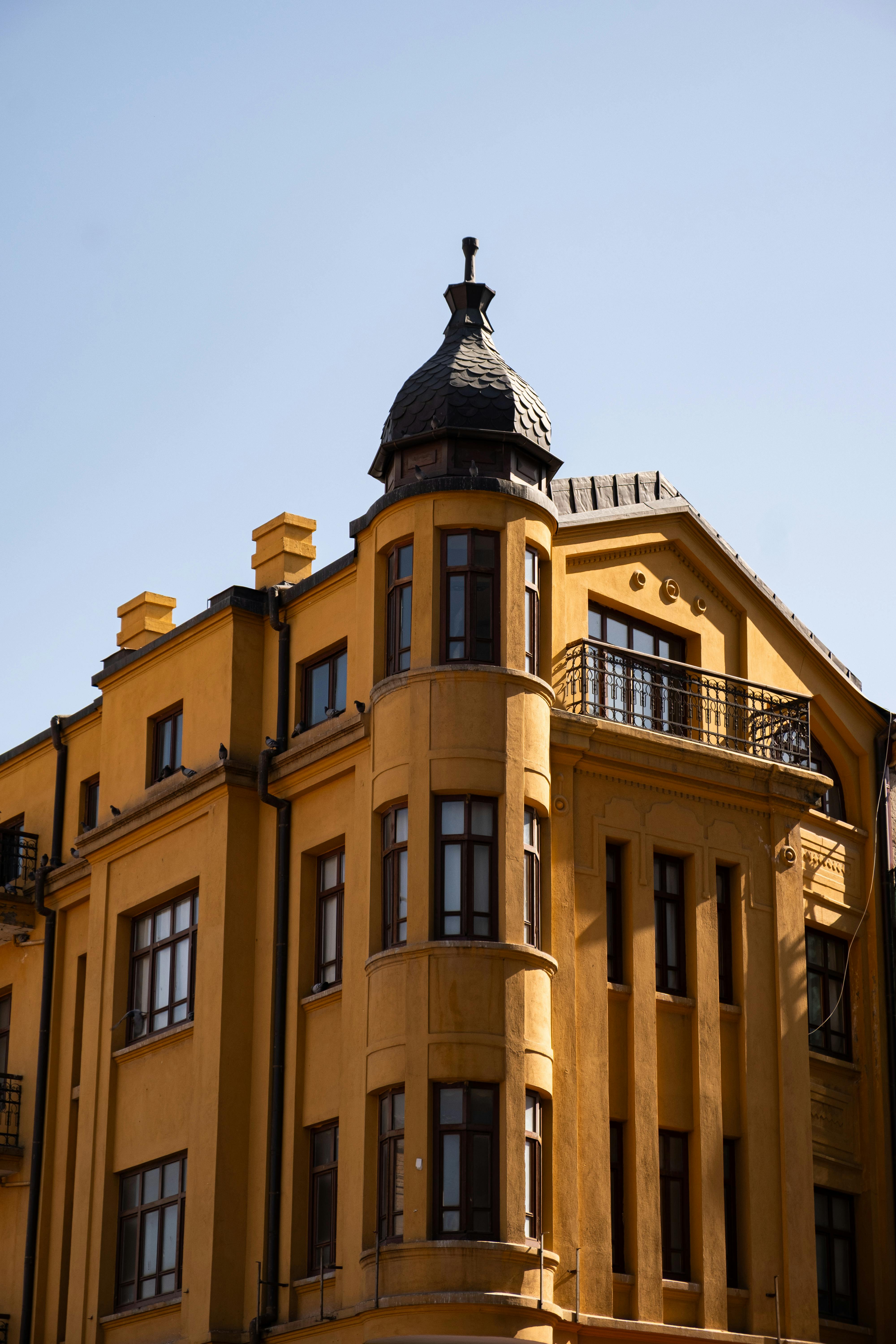 Gratis Elegante edificio storico ad Ankara, in Turchia, che mette in mostra dettagli architettonici unici sotto un cielo azzurro e limpido. Foto a disposizione