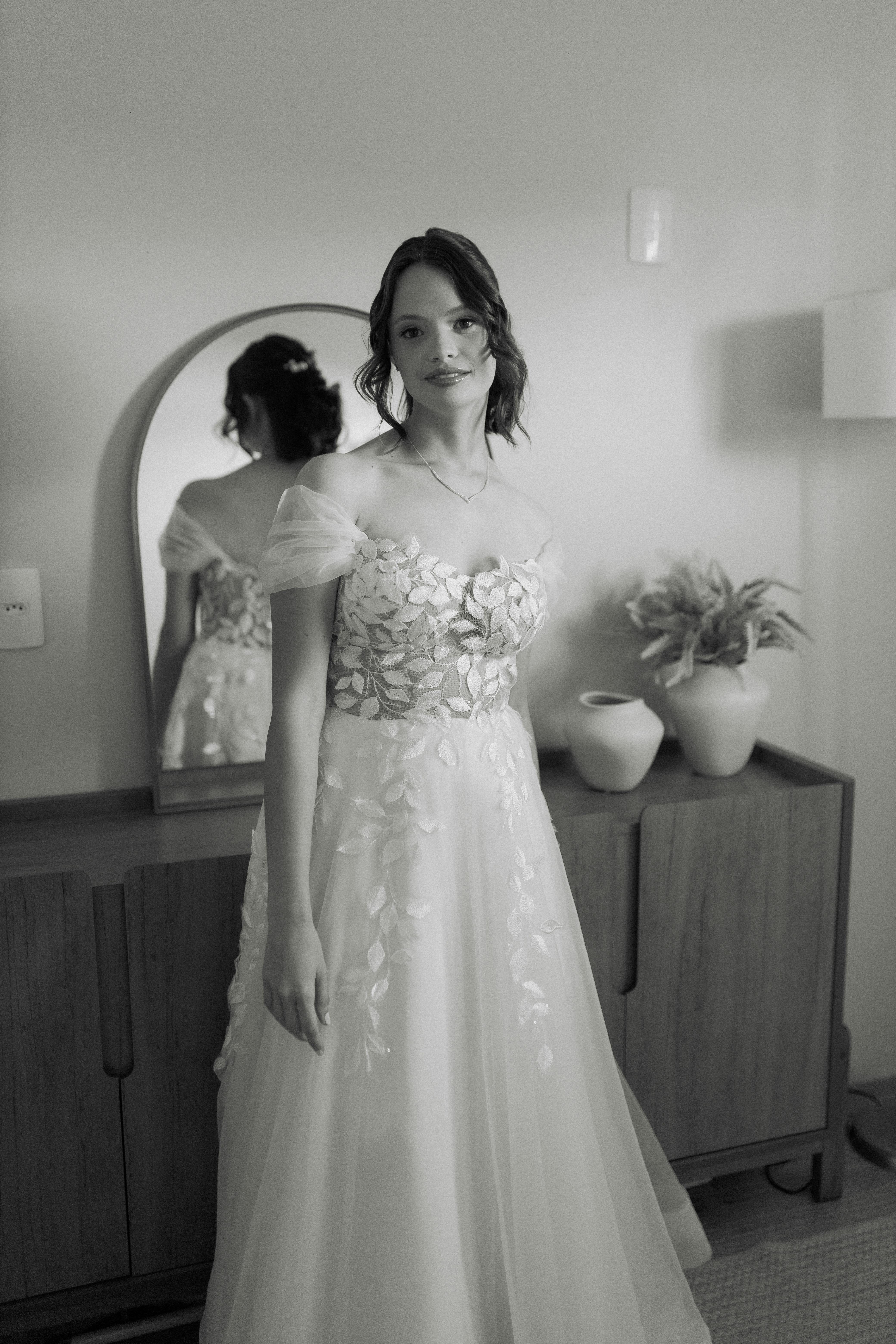 Gratis Una fotografia in bianco e nero di una sposa in abito floreale, che mette in risalto eleganza e stile. Foto a disposizione