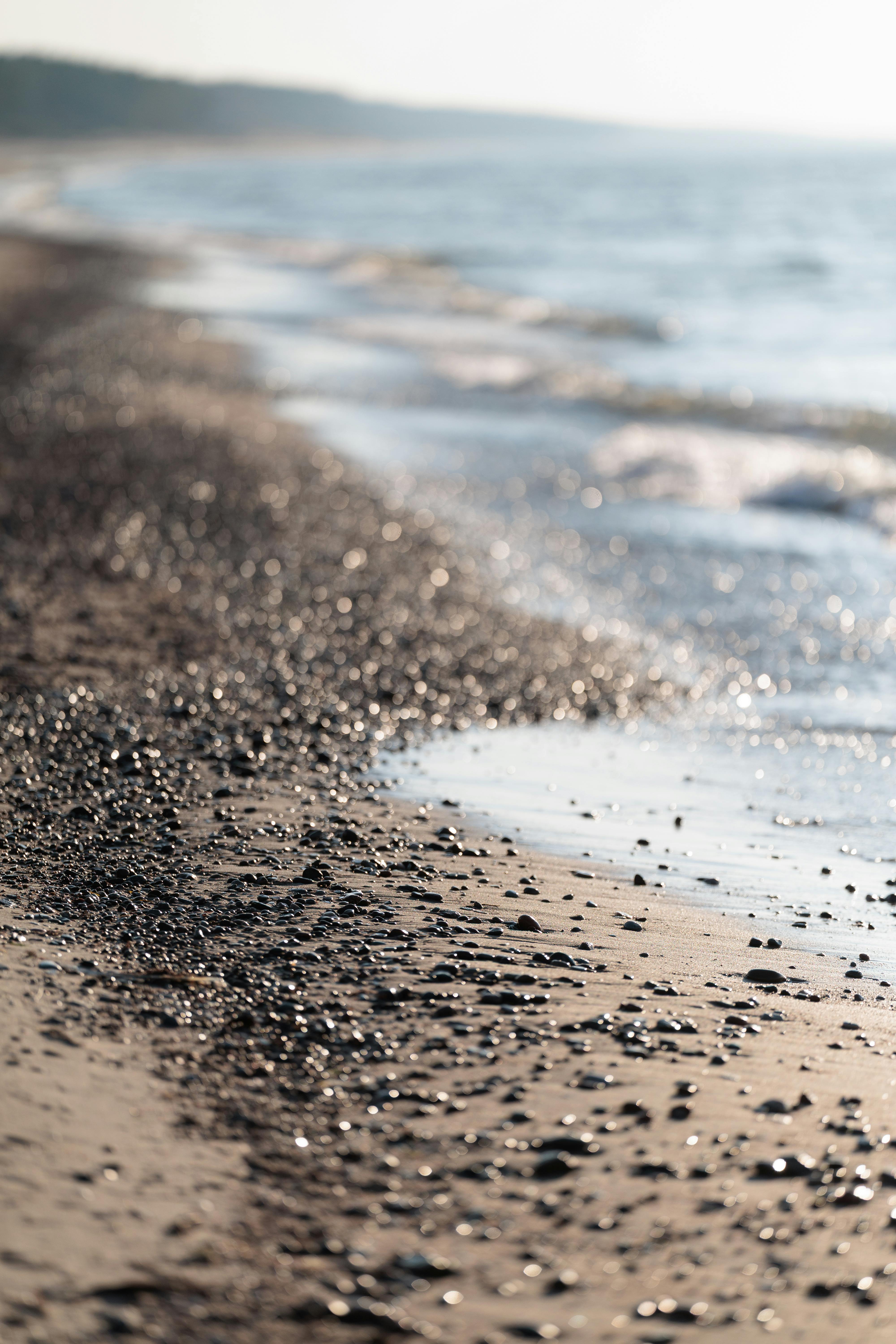 Gratis Dolci onde lambiscono una spiaggia di ciottoli a Kaliningrad, in Russia. Foto a disposizione