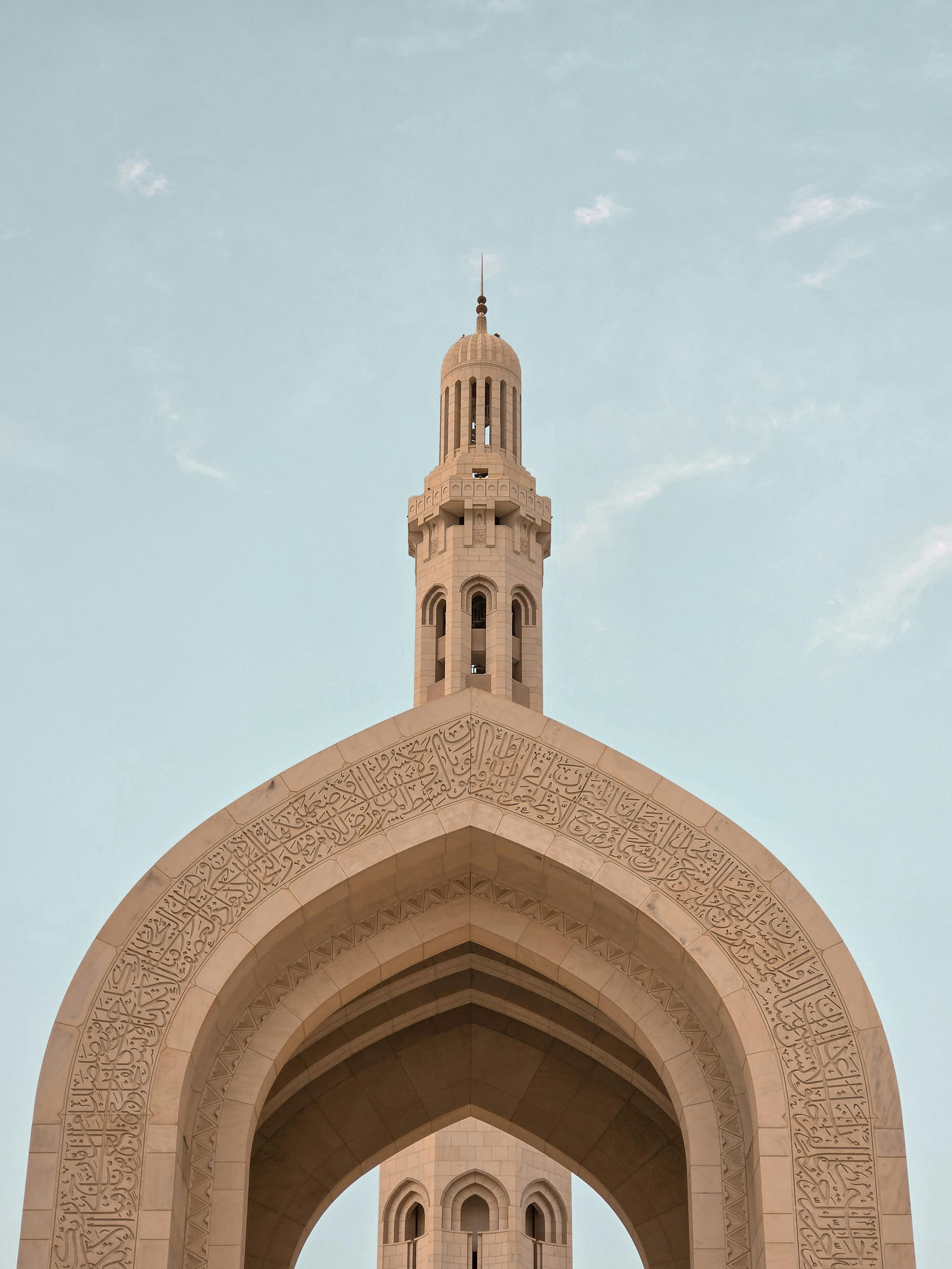 Miễn phí Cảnh tượng hùng vĩ của kiến ​​trúc tinh xảo của một nhà thờ Hồi giáo dưới bầu trời trong xanh ở Muscat, Oman. Ảnh lưu trữ