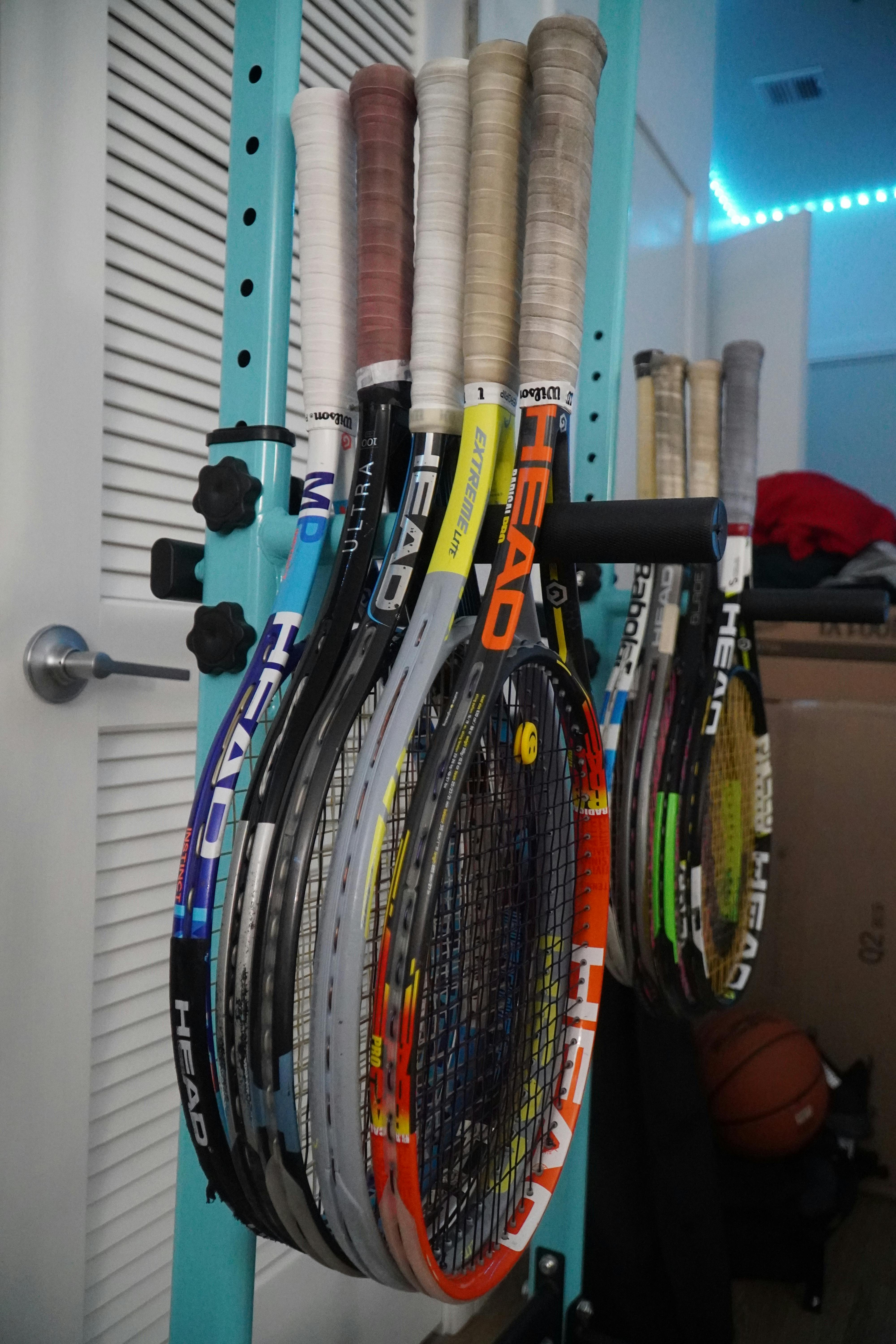 Δωρεάν Μια έκθεση πολλαπλών ρακετών τένις σε μια εσωτερική βάση, που παρουσιάζει μια ποικιλία στυλ. Φωτογραφία από στοκ φωτογραφιών