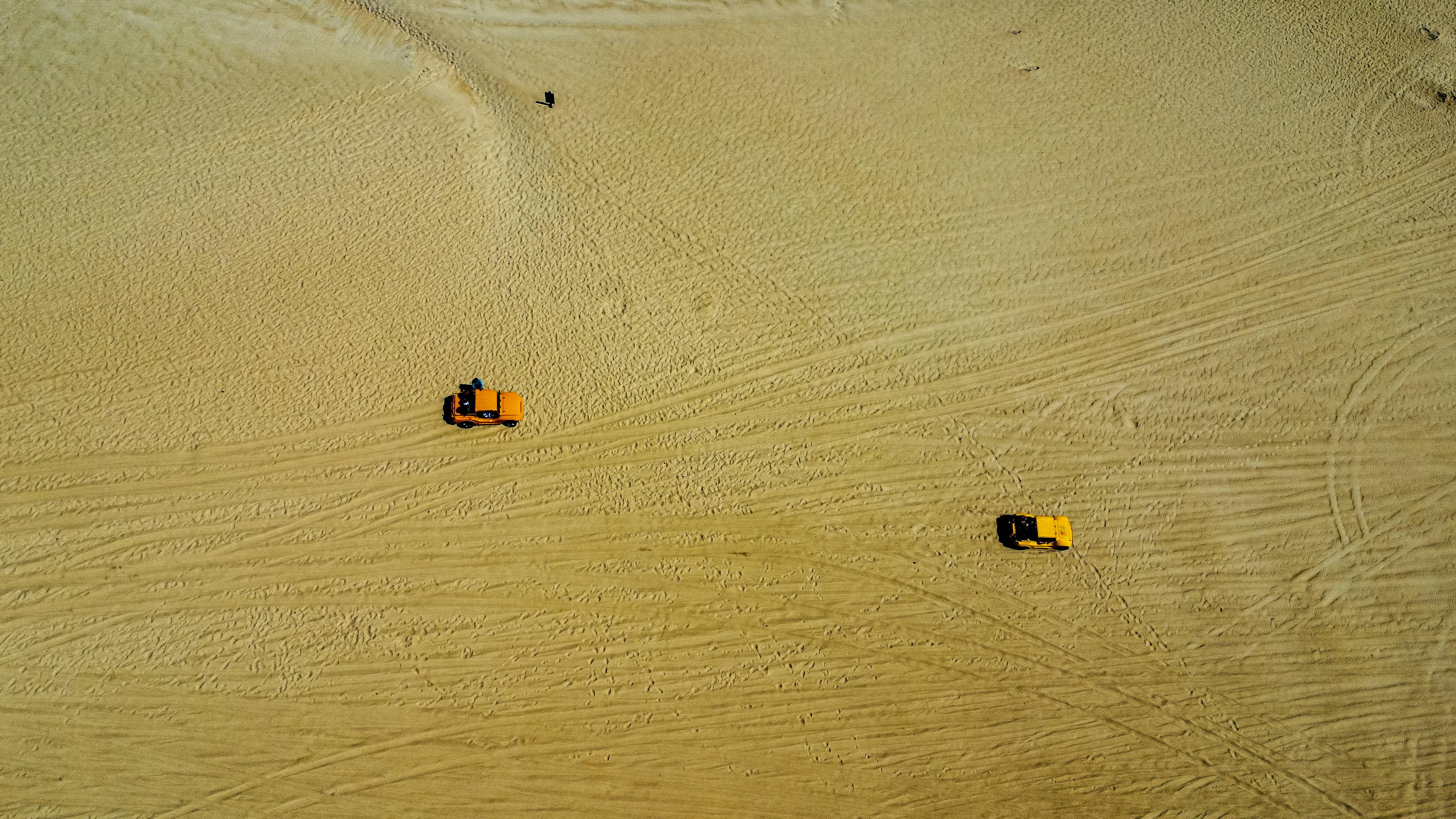 Gratuit Buggy-urile traversează vastele dune de nisip din Natal, Brazilia, surprinse de sus. Fotografie de stoc