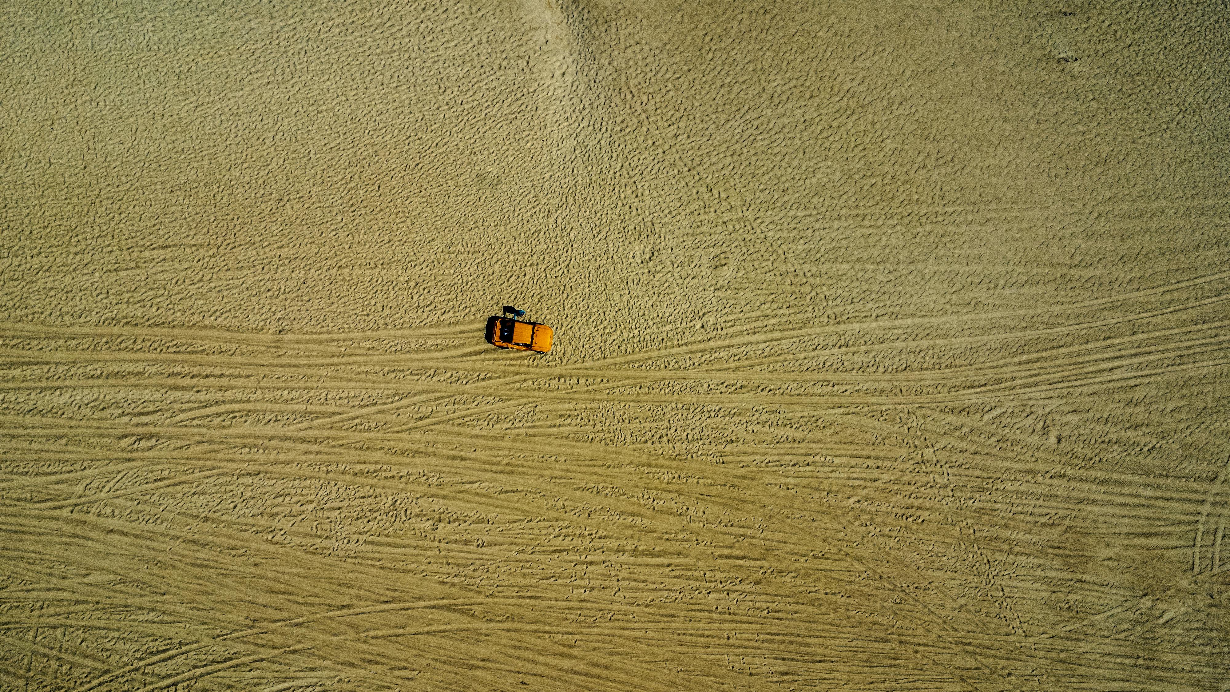 De franc Un buggy solitari navega per les vastes i texturitzades dunes de sorra de Natal, Brasil. Foto d'estoc