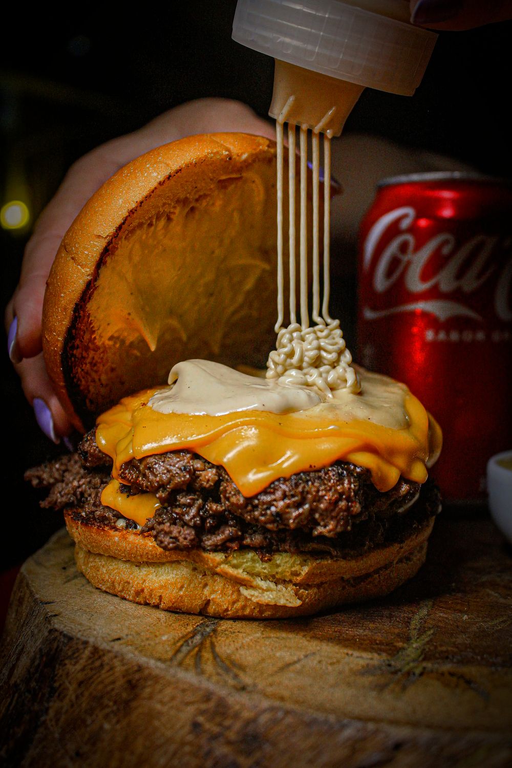 Hamburguesa jugosa con aros de cebolla