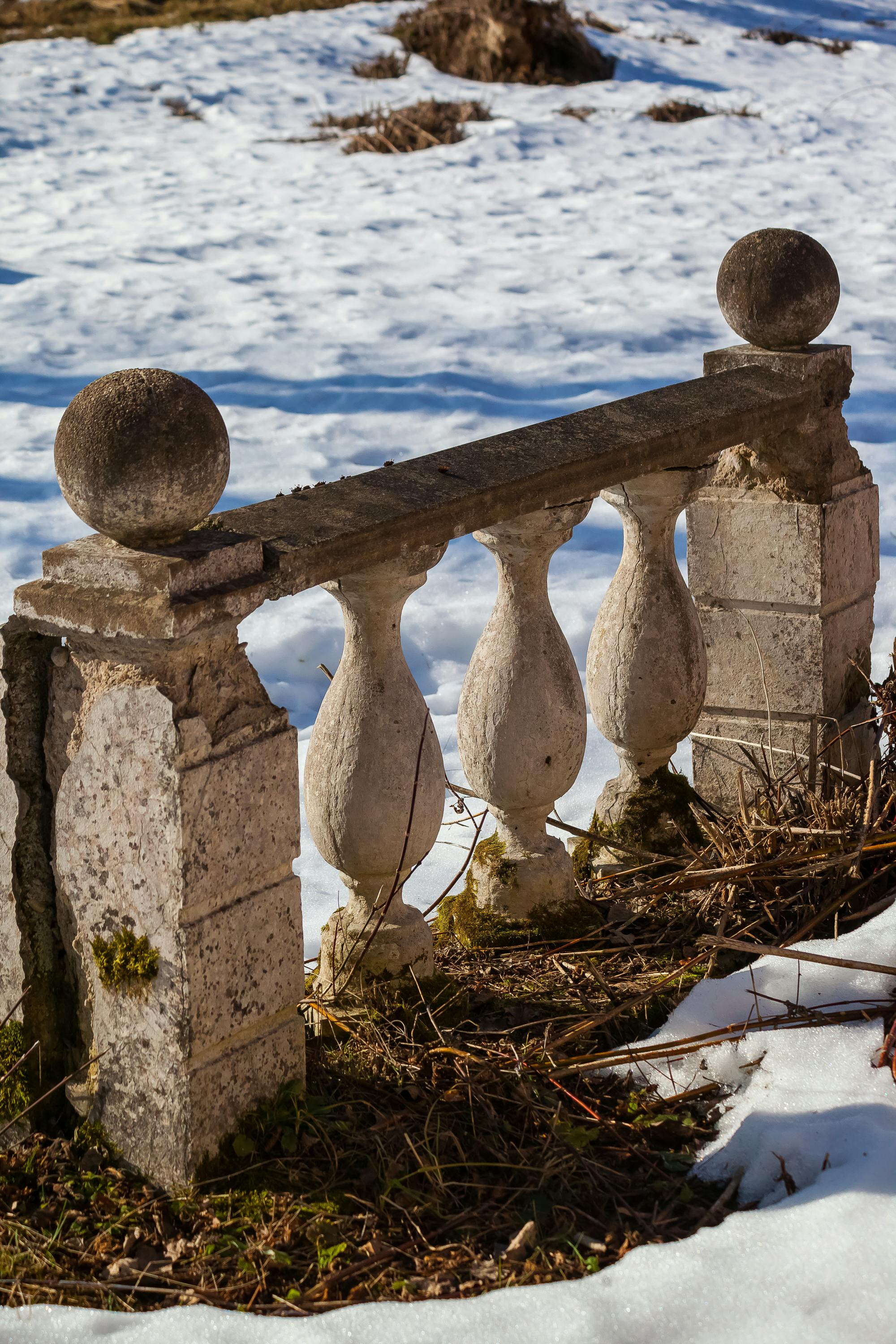 免费 白雪皑皑中，经典的石栏杆展现出冬日宁静之美。 素材图片