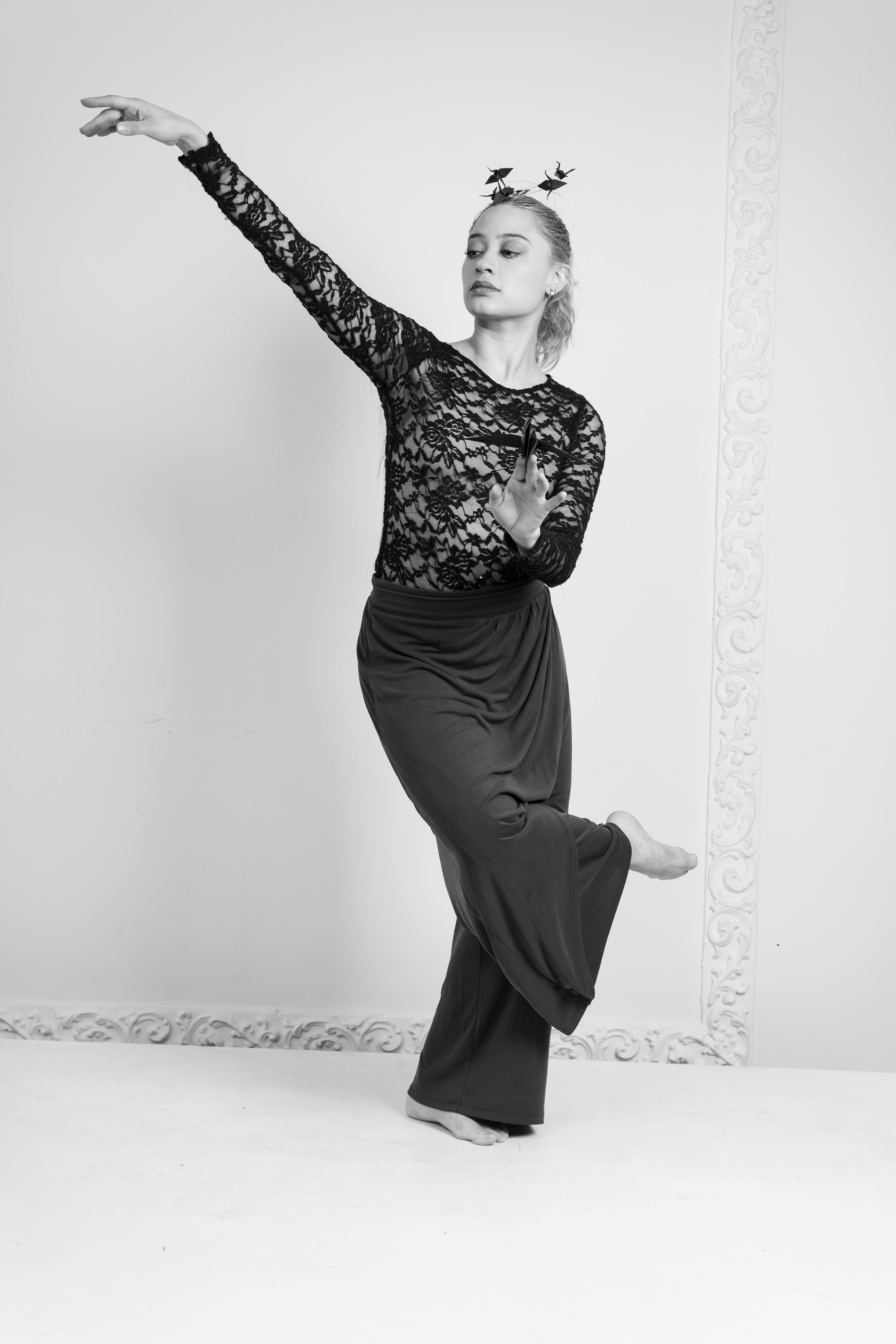 Zadarmo Čiernobiela fotografia tanečníka súčasného baletu v Mexico City, ktorý pôvabne vystupuje. Fotka z fotobanky