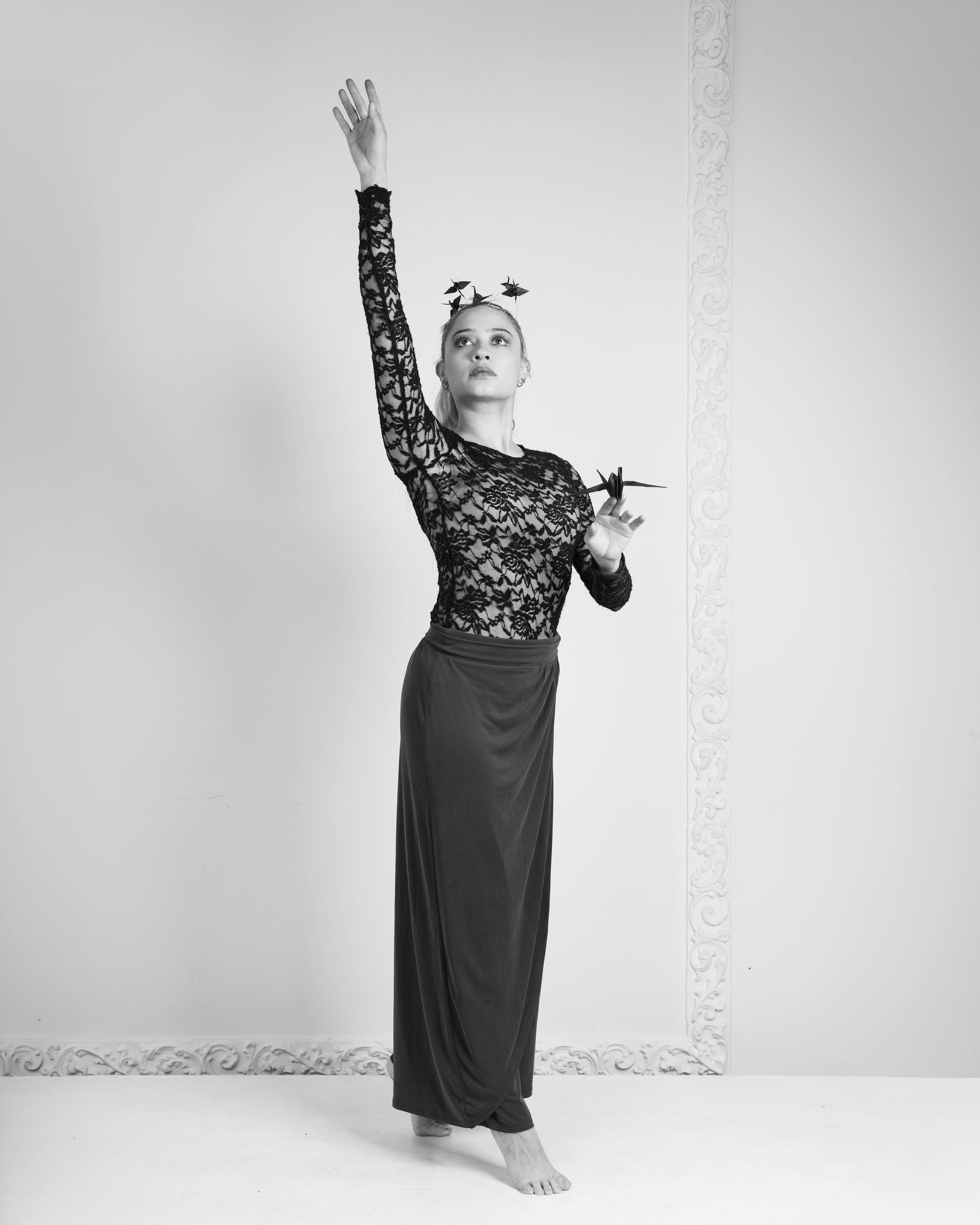 ฟรี ในภาพถ่ายขาวดำนี้ นักบัลเลต์ร่วมสมัยในเม็กซิโกซิตี้โพสท่าอย่างสง่างามกับกระดาษพับรูปทรงต่างๆ (origami tsuru) คลังภาพถ่าย