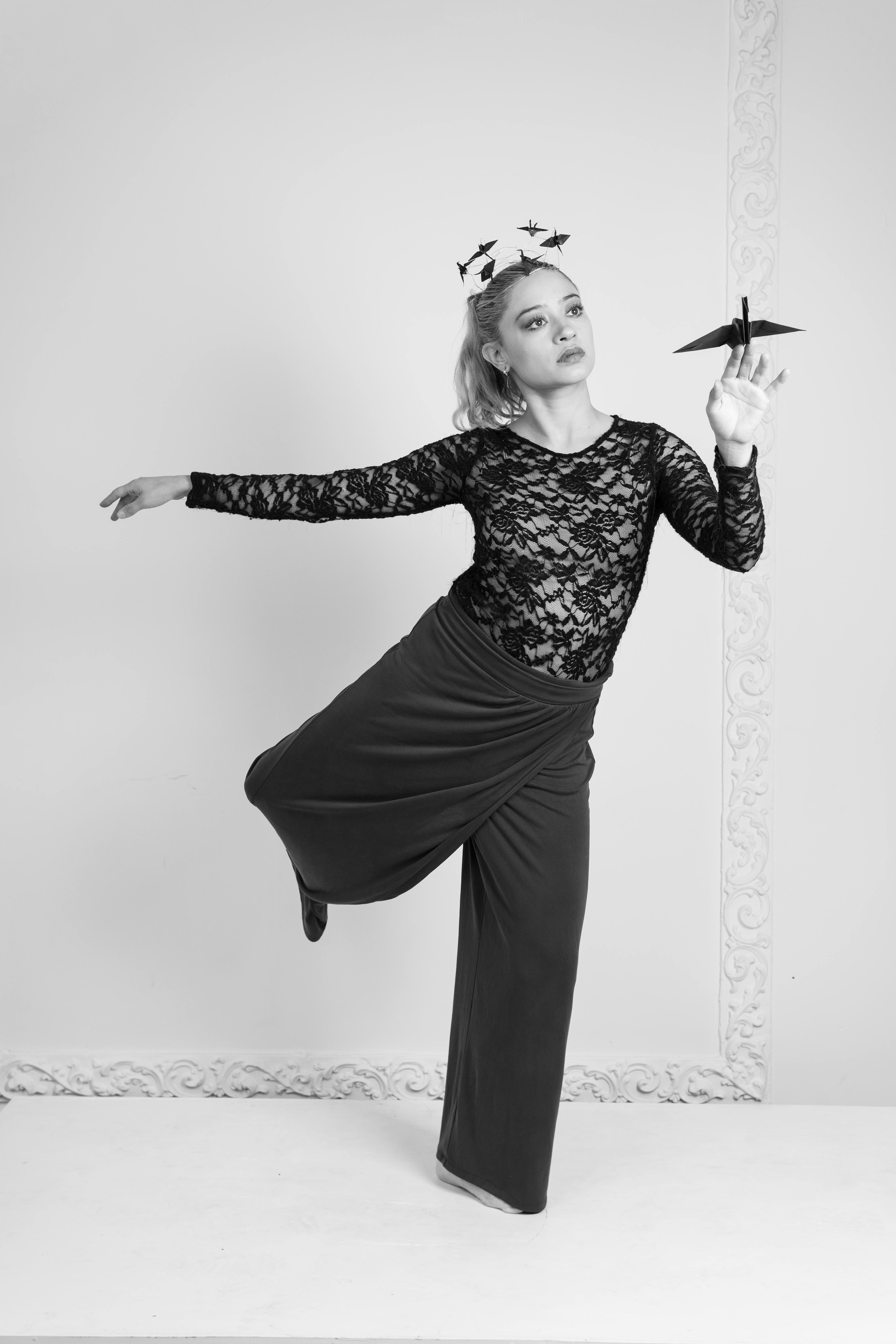 免費 黑白肖像照，一位當代芭蕾舞者在工作室裡與摺紙鶴合影。 圖庫相片