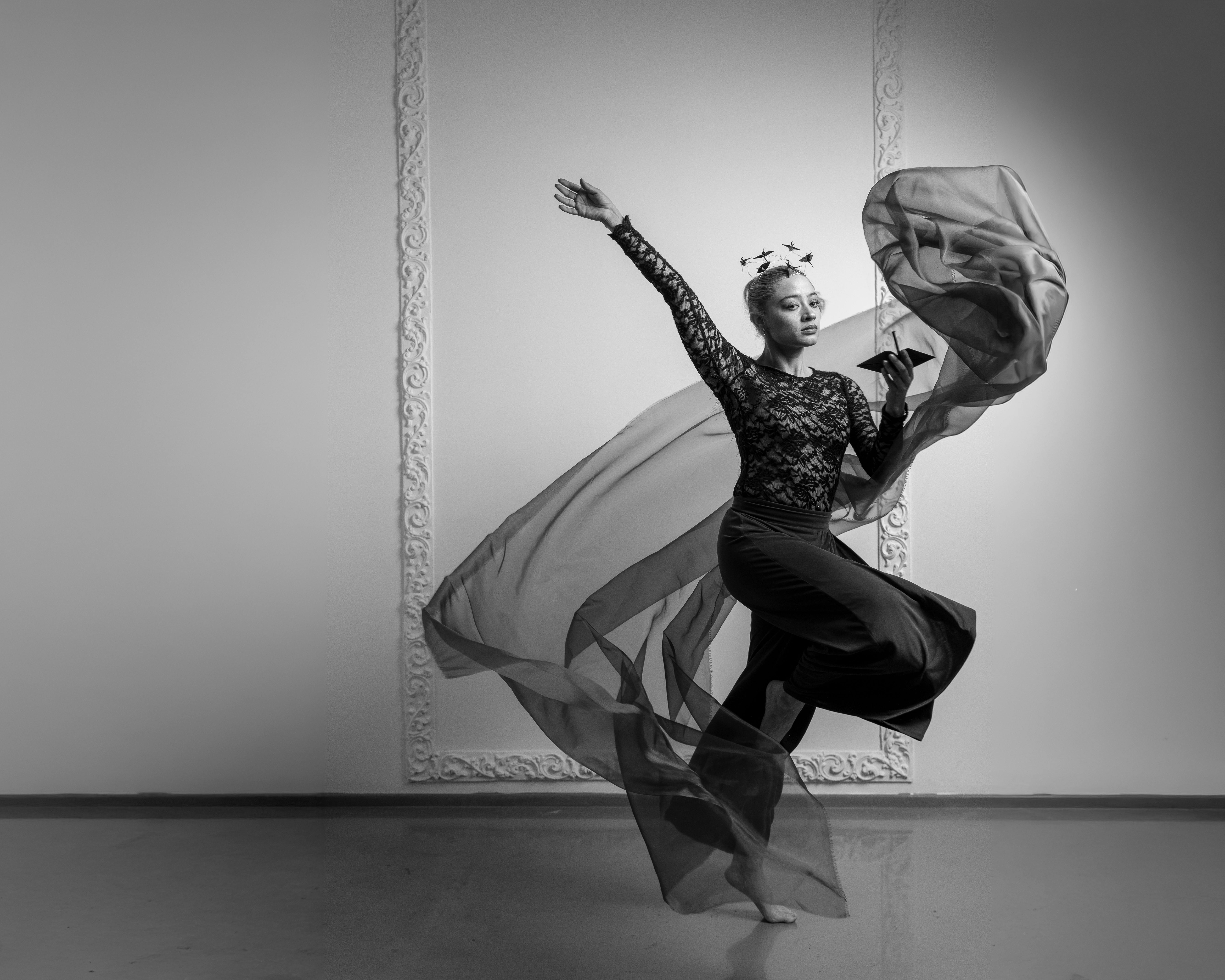 Miễn phí Hình ảnh đen trắng của một vũ công ba lê đương đại được ghi lại trong những chuyển động thanh thoát, thể hiện sự tinh tế và duyên dáng của nghệ thuật. Ảnh lưu trữ