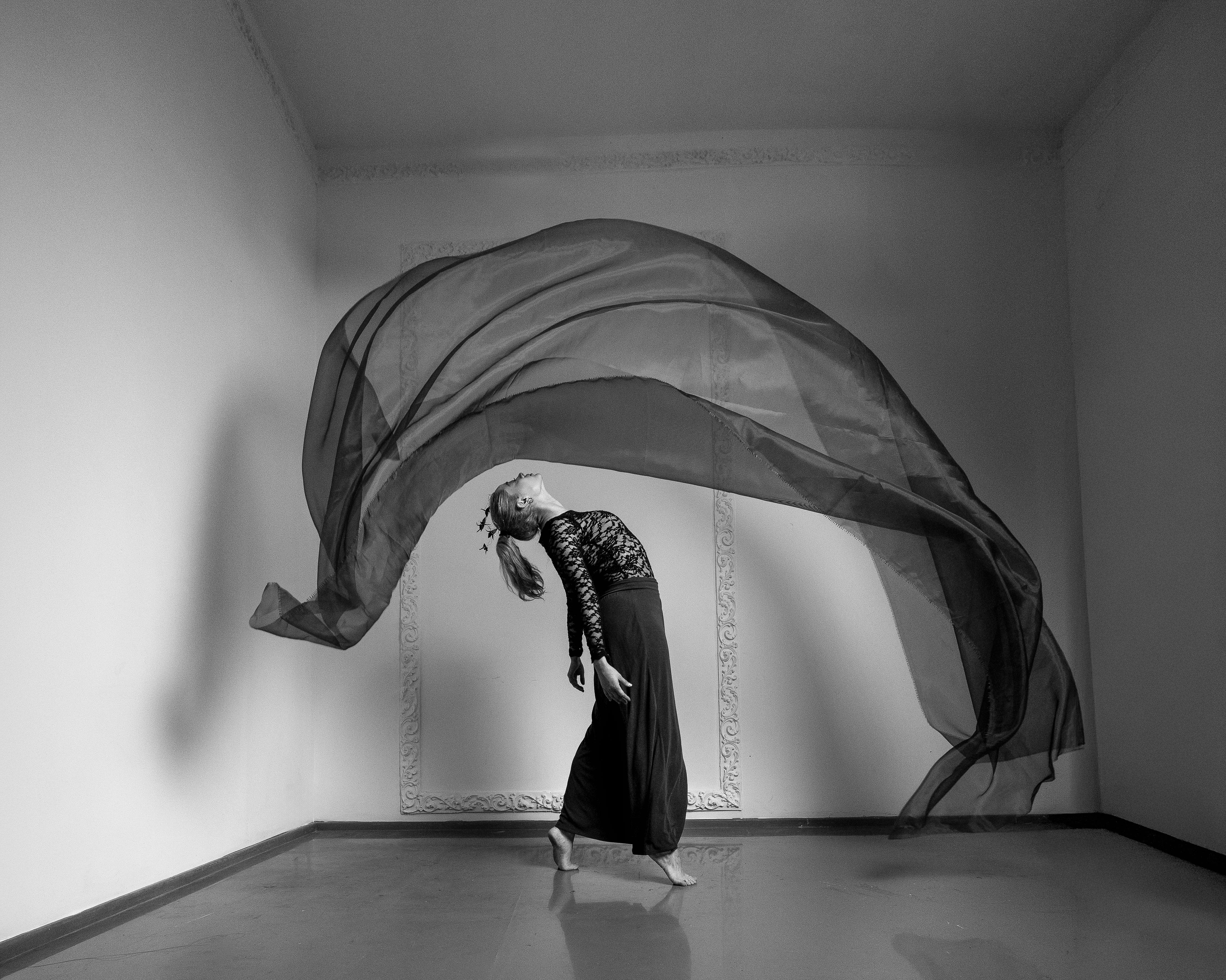 ingyenes Elegáns kortárs táncos lenge sállal minimalista környezetben. Stockfotó