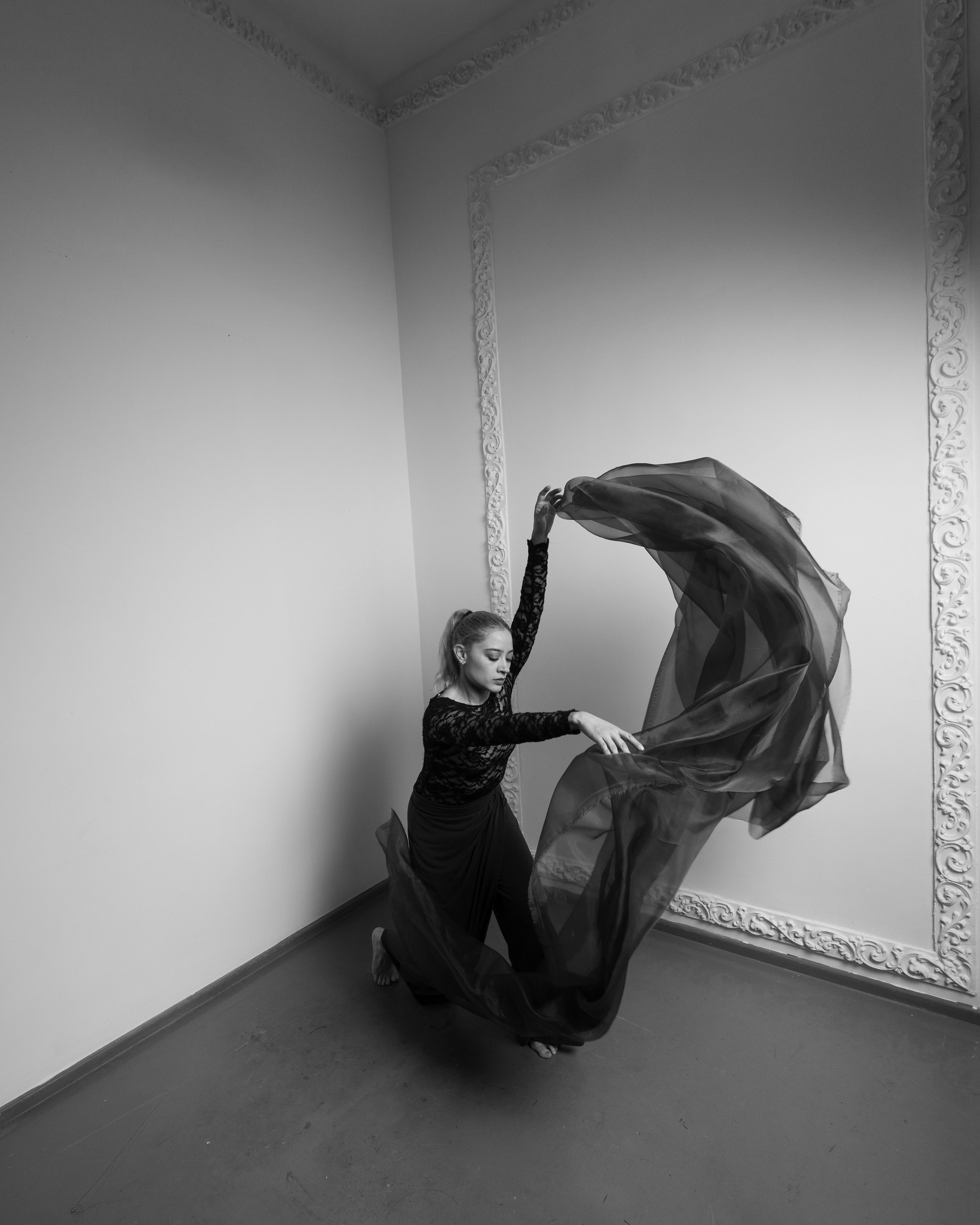 Безкоштовне Елегантний танцювальний рух, зафіксований у мінімалістичному інтер'єрі. стокове фото